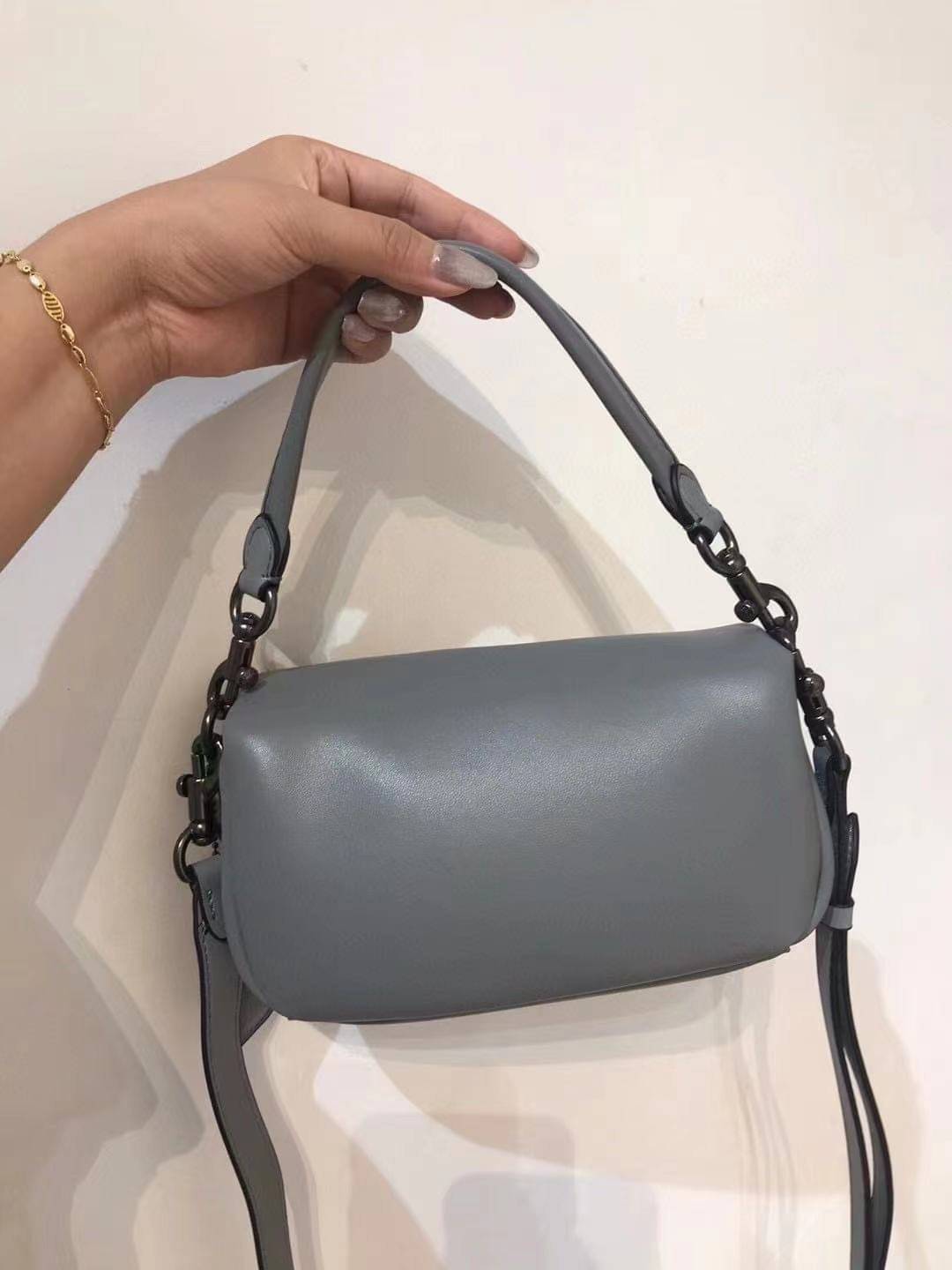 Coach Pillow Tabby Shoulder Bag 18 หนัง nappa หนานิ่ม นุ่มมากๆ รุ่นใหม่ล่าสุดค่ะ! พร้อมโลโก้รุ่นใหม่ด้วยเช่นกัน เพิ่มความหรู ดูดีเข้าไปอีกค่ะ เปิดปิดกระเป๋าแบบกระดุมแมาเหล็ก ภายในมีช่องใส่ของสองช่อง; สามารถใส่กระเป๋าเงินใบสั้นได้;พาสปอร์ตได้;มือถือได้ ค่ะ