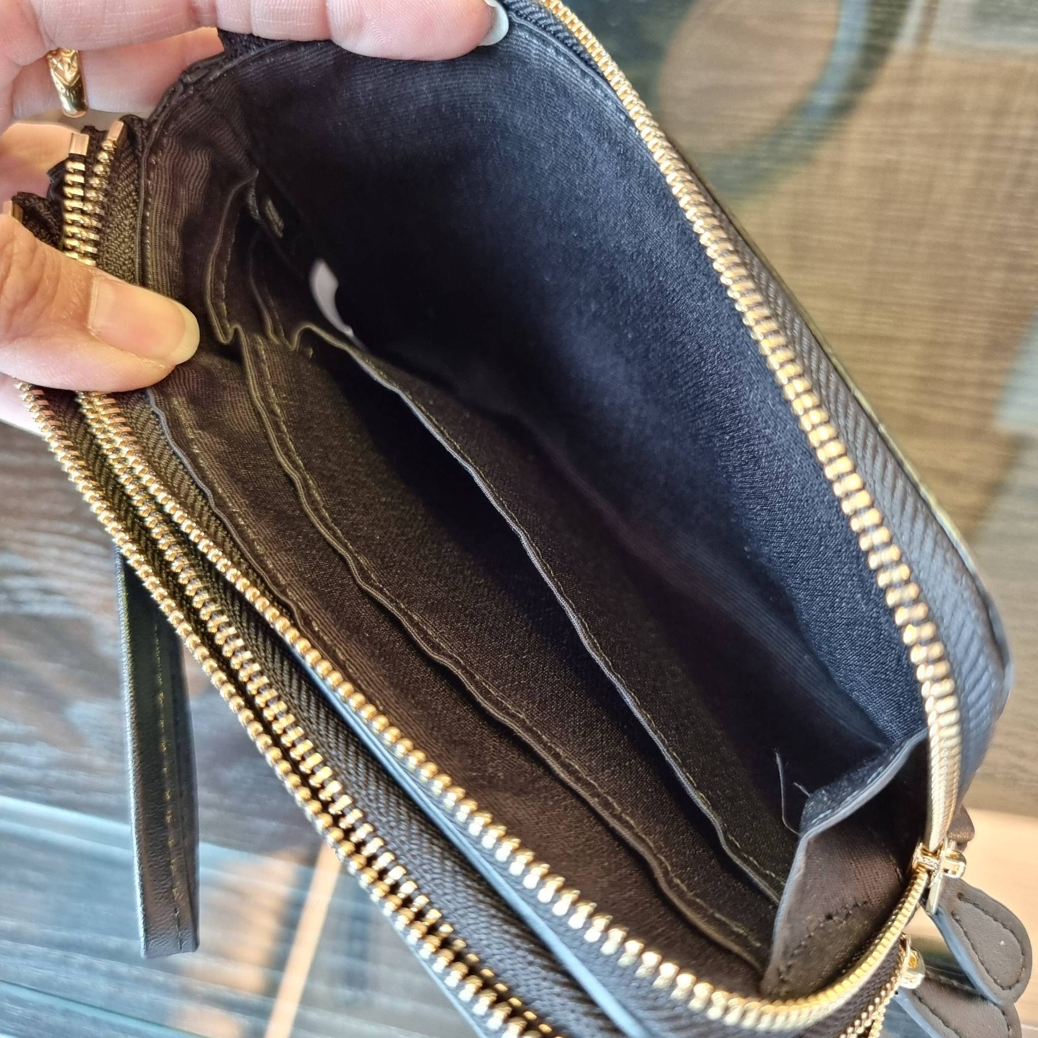 COACH F87591 DOUBLE CORNER ZIP WALLET IN SIGNATURE COATED CANVAS คล้องมือรุ่น 2 ซิป!! มาแล้วจ้า 🌟🤗 ไซส์นี้คือเหมาะมือจริงๆ พกง่ายเช่นเคย ไม่ต้องกังวลว่าจะเกะกะหรือกินพื้นที่กระเป๋าหลัก วัสดุหนังแคนวาสเคลือบลาย มีช่องหลักแยก 2 ช่อง ภายในบุผ