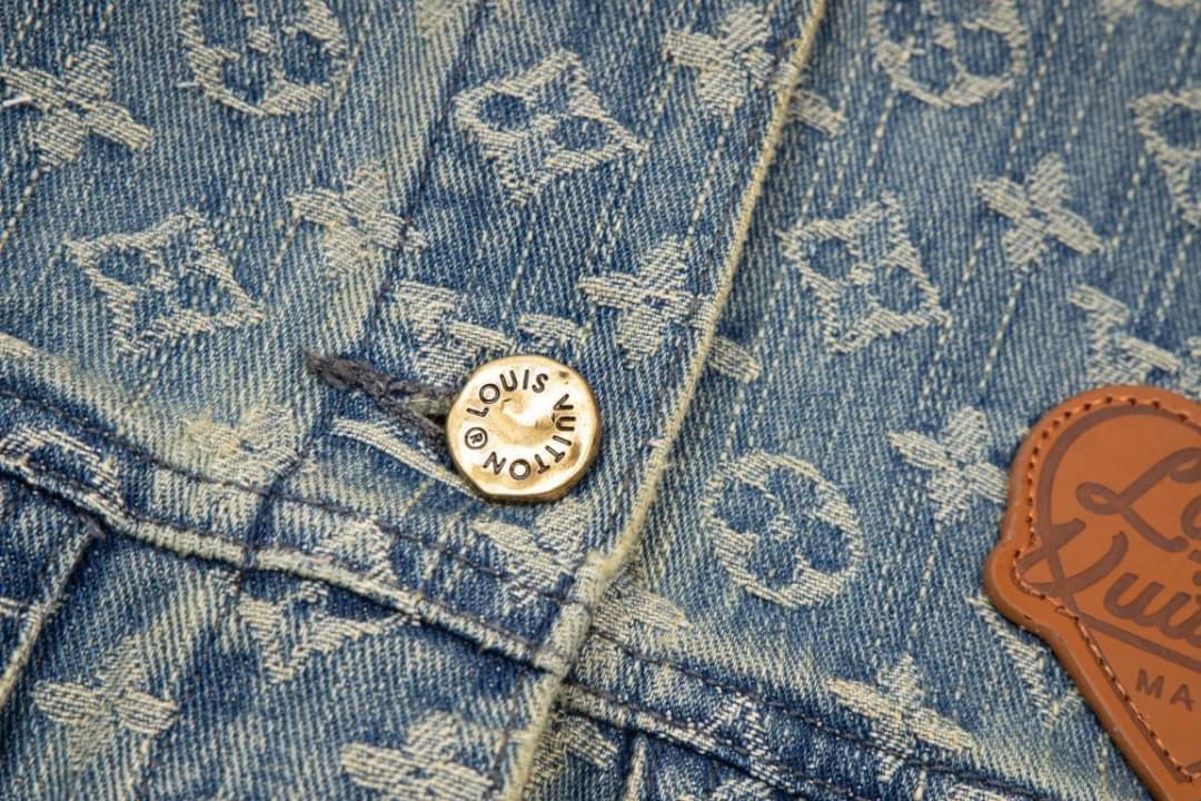 LV Supreme Denim Jacket / Louis Vuitton jacket เกรดออริจินอล มีป้ายแท็กที่คอเสื้อ ใส่ได้ทั้งผู้หญิงผู้ชาย พร้อมส่งที่ไทย ภาพสินค้าถ่ายจากงานขายจริง ใช้งานต่างประเทศได้