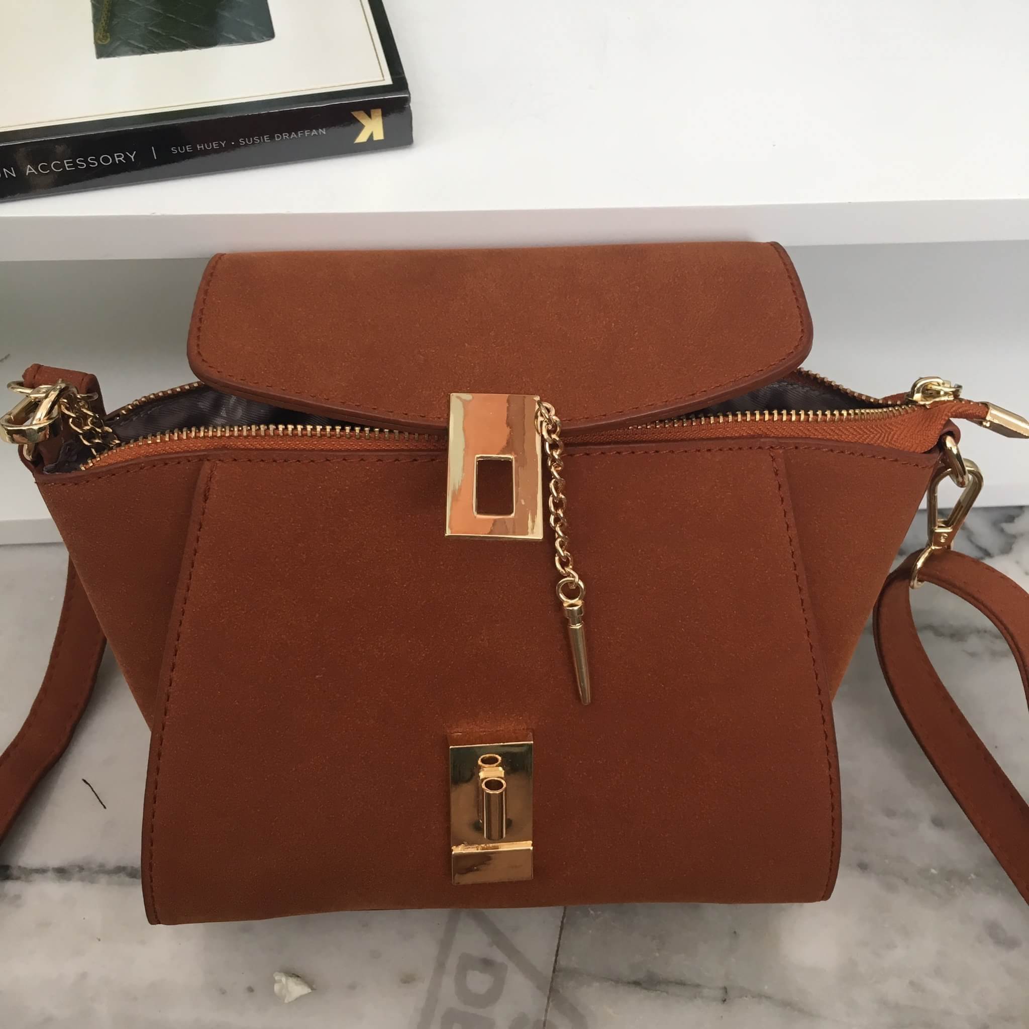 ทรงขายดี มาใหม่สวยหรูมากคะ 🌼 กระเป๋าถือ / สะพายจาก แบรนด์ KEEP รุ่น Amelia หนังกลับอย่างดี สวยคลาสสิคมากคะ #จุดเด่นใบนี้ - ขนาดกำลังดี ใส่มือถือ // กระเป๋าตังยาวได้คะ - ตัวล็อคด้านหน้าสวยหรู ปากกระเป๋ามีซิปปิดอีกที - ภายในมีผ้าซับในอย่างดี มีช่องใส