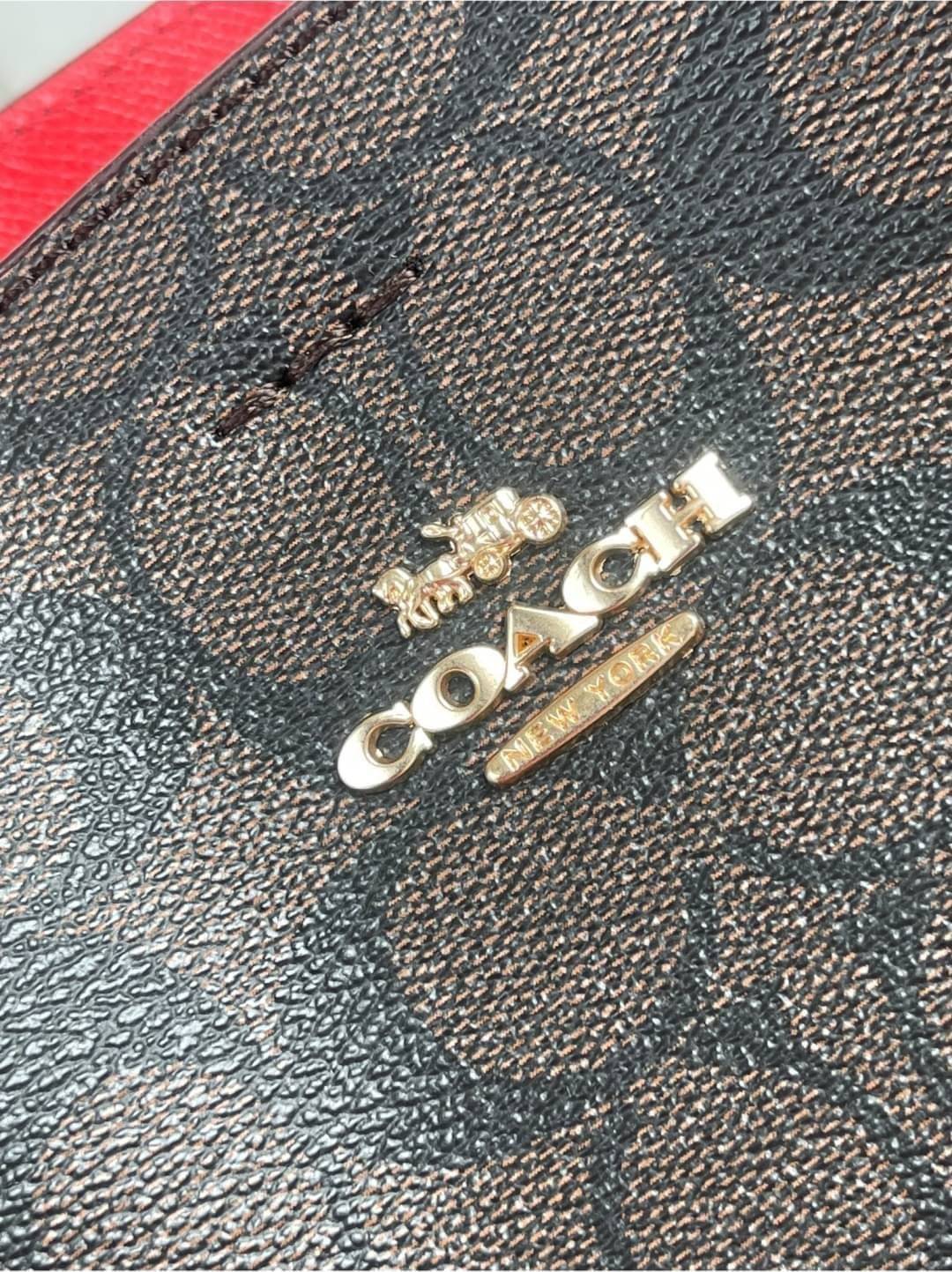 COACH SMALL TOWN BUCKET BAG IN SIGNATURE สำหรับสาวแฟชั่นที่ชอบรายละเอียดชิคๆ ดีไซน์สุดเก๋ แนะนำเลยสำหรับกระเป๋าทรงบักเก็ตใบนี้ เชื่อว่าสาว ๆ หลายคนชื่นชอบ เป็นไอเทมที่สามารถแมทช์ได้กับเสื้อหลากหลายสไตล์ บรรจุของได้เยอะโดยที่กระเป๋าไม่เสียทรง แบ่งช่องใช้งา