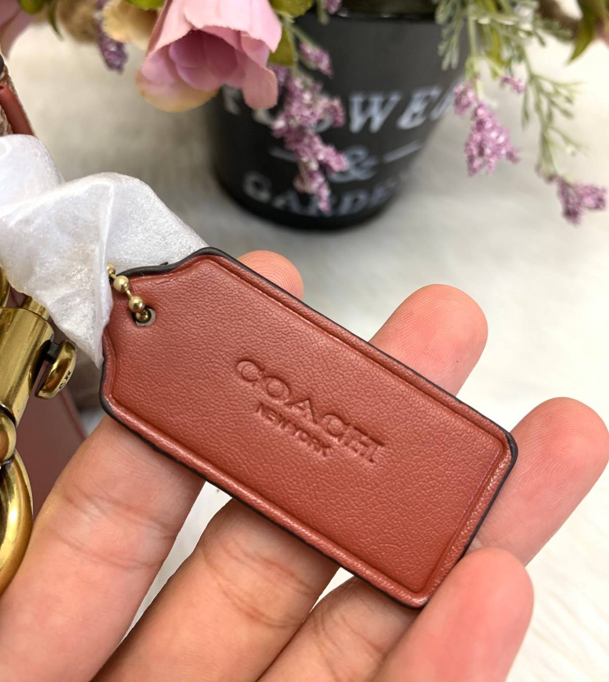 COACH CASSIE CROSSBODY BAG((68349//68348)) พร้อมส่งค่ะ! รุ่นฮิต กระเป๋าหิ้วได้//สะพายข้างหรือครอสบอดี้ร์ได้ หนังแท้นิ่มสวย เปิดปิดกระเป๋าแบบหมุนล็อค ภายในกระเป๋ามี3ช่องให้ใส่ของ แต่ล่ะช่องกว้าง สามารถใส่กระเป๋าเงินใบยาวได้;ของอื่นๆได้จุทีเดียวค่ะ ;มีช่องซ