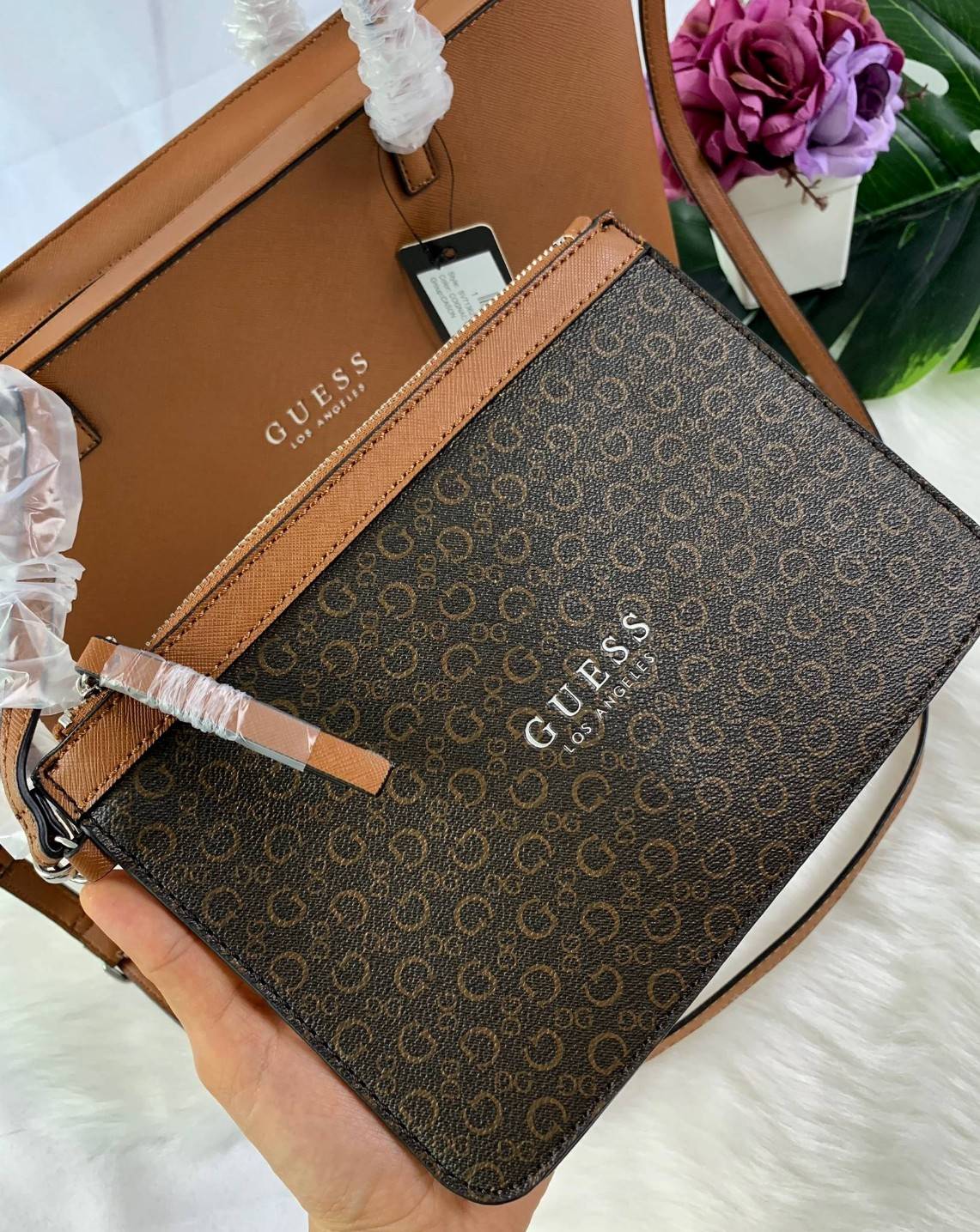 GUESS CASON BAG พร้อมส่งกระเป๋าถือ/สะพายข้าง วัสดุหนังลาย saffiano น้ำหนักเบา ด้านหน้าปั้มโลโก้แบรนด์ เปิดปิดกระเป๋าแบบซิปใช้งานสะดวก ภายในโล่ง กว้างทีเดียว สามารถใส่ A4 ได้ค่ะ มีช่องเล็กให้ใส่ของจุกจิก ผ้าซับด้าน ในลายแบรนด์สวยงาม ด้านหลังมีช่องเสียบบัตร