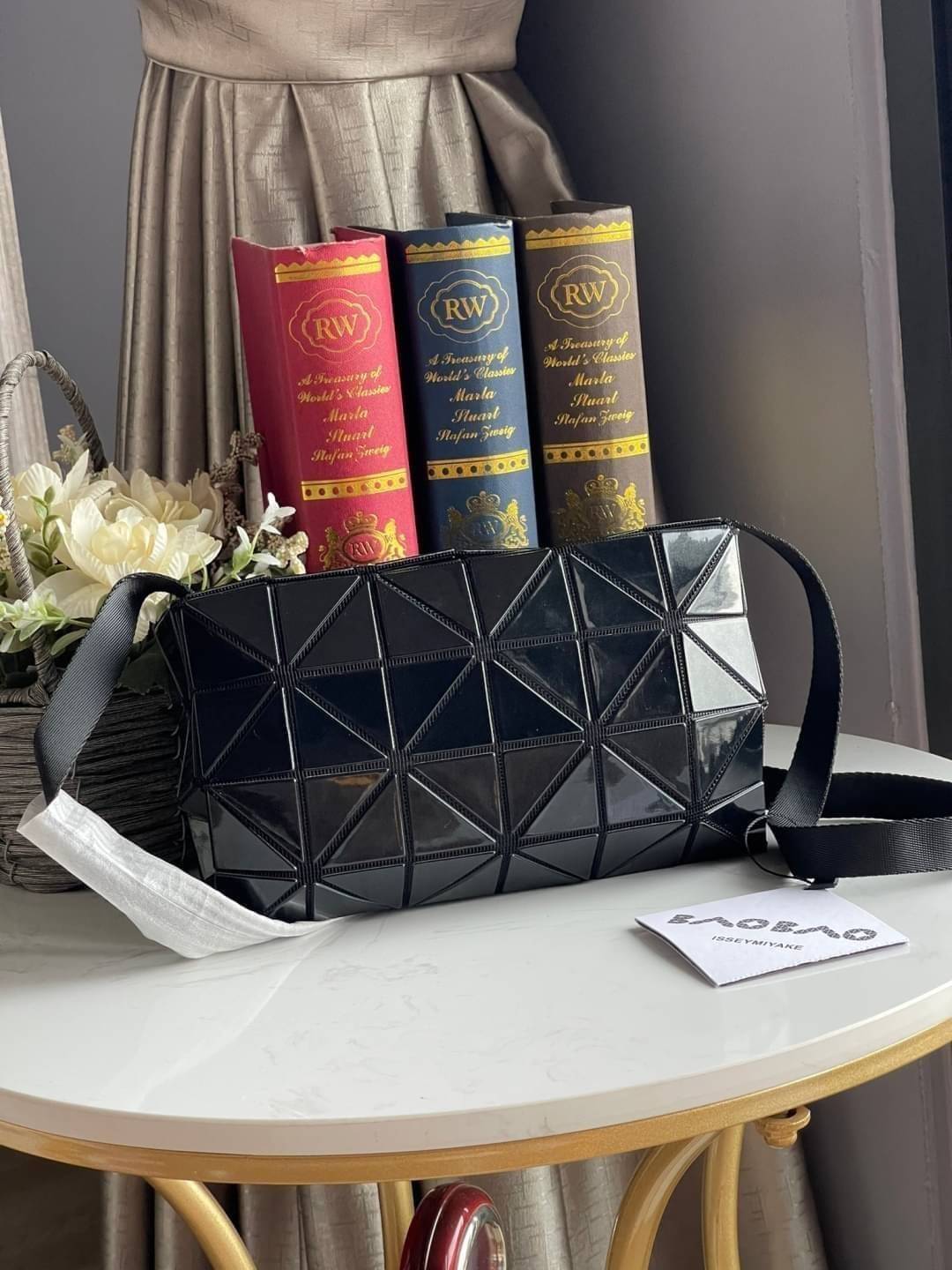 BAOBAO Issey Miyake CARTON GLOSS SHOULDER BAG มาในไซส์ขนาดกะทัดรัด โดดเด่นด้วยดีไซน์อันเป็นเอกลักษณ์ของแบรนด์ ที่สำคัญน้ำหนักเบา