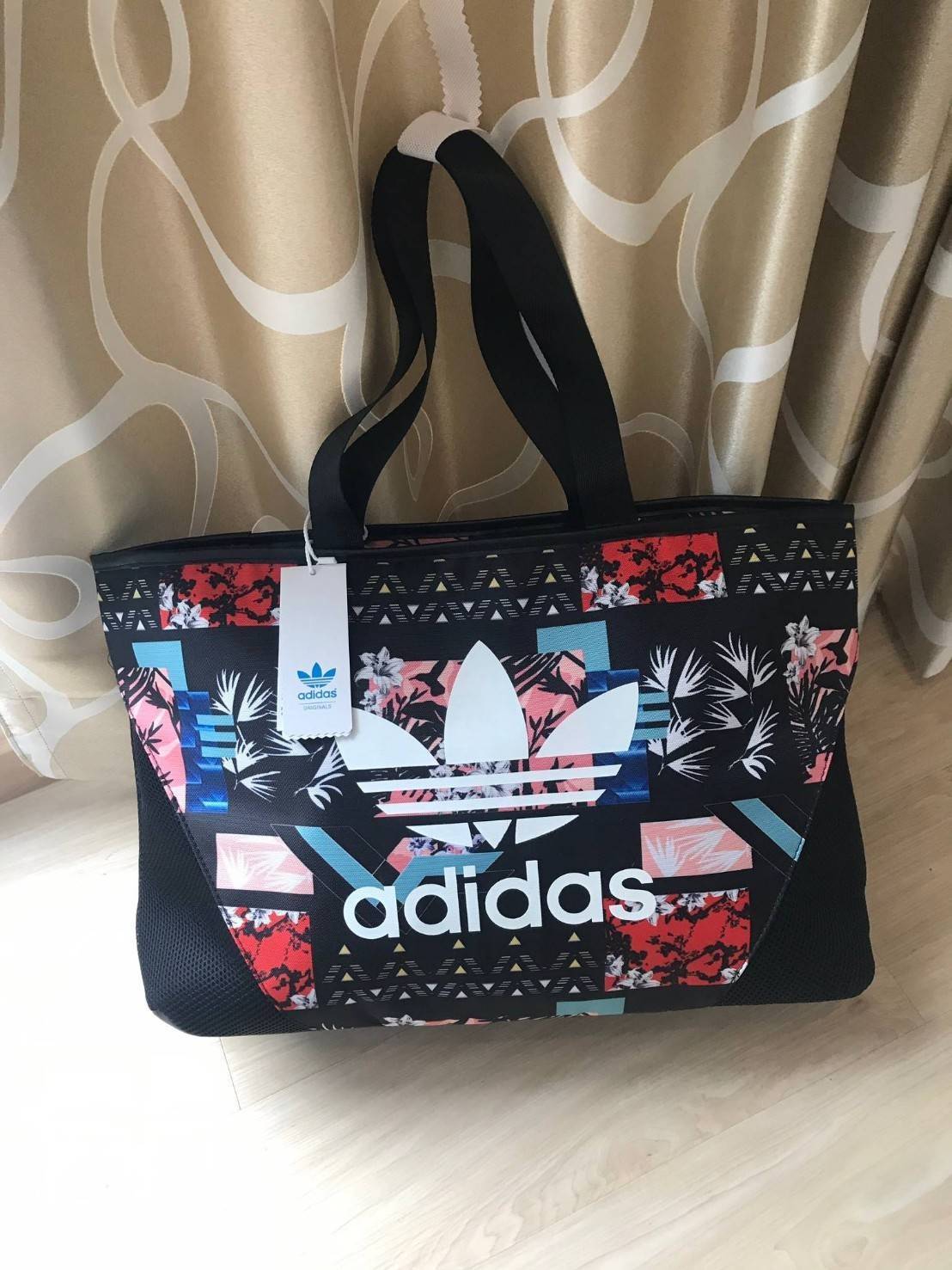 Adidas Original Large Tote Bag กระเป๋าสะพายทรง Tote หรือทรง shopping ใบใหญ่จาก Adidas Factory Outlet วัสดุ Nylon & Polyester 100% เนื้อนิ่มคุณภาพดี น้ำหนักเบาใบใหญ่จุได้เยอะ เปิดปิดด้วยซิปเดียวด้านบน หัวซิปปั้มโลโก้ ภายในมีช่องซิป แยกเก็บของสำคัญ และช่องใ