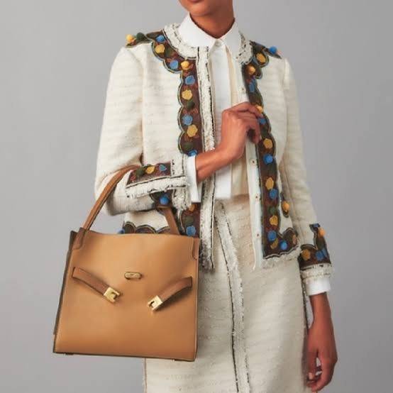 Tory burch lee radziwill pebbled small double bag กระเป๋า Lee Radziwill Double Bag สุดหรู ที่คำนึงถึงการเลเยอร์หนังและหนังกลับอย่างประณีตลงไปในงานดีไซน์ สามารถปรับปากกระเป๋าได้ 3 แบบตามต้องการ พร้อมนำเอาความเป็น American Luxury มาตีความใหม่ผ่านแง่มุมของคว