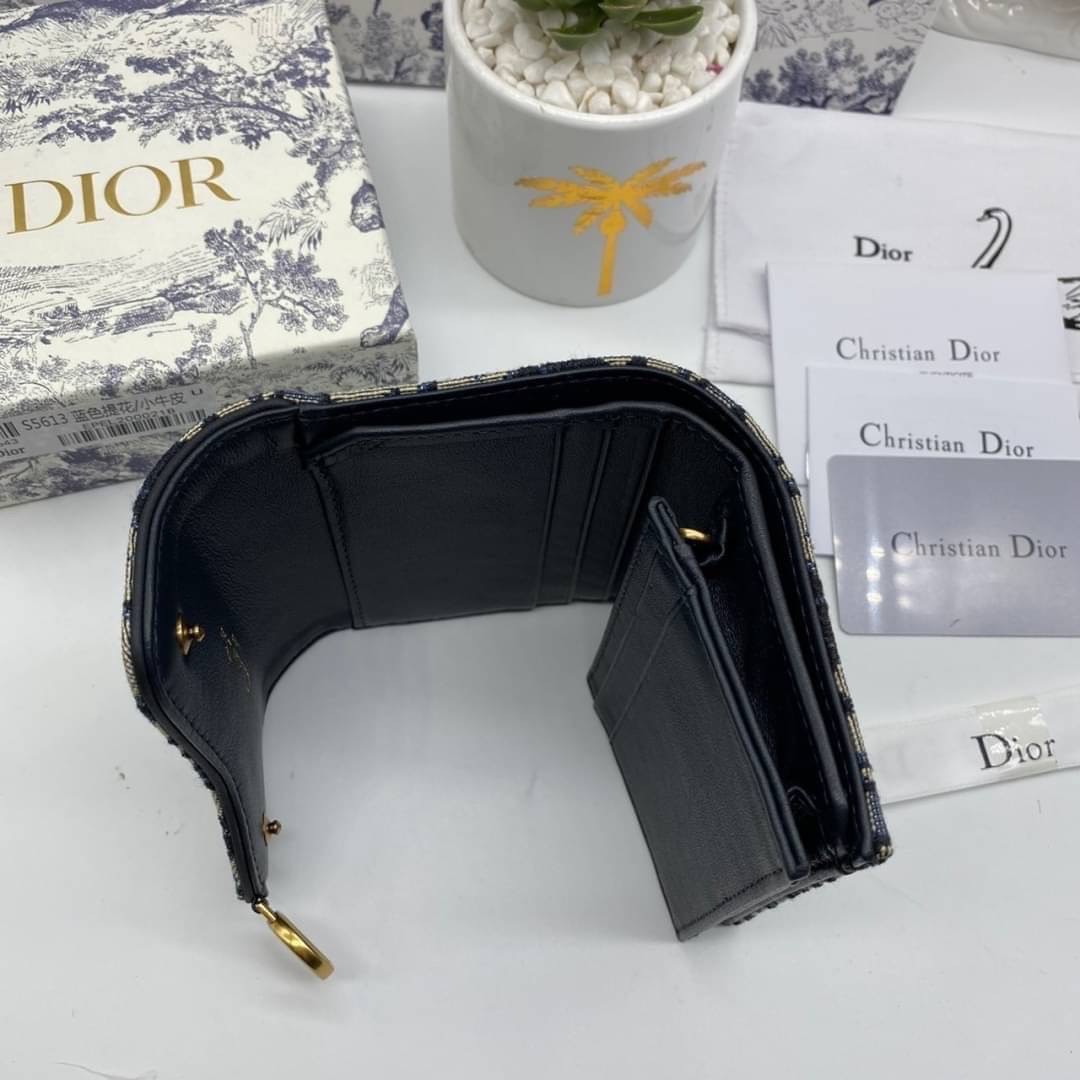 ORI 🥂 DIOR Wallet Saddle Lotus / Dior tri-fold wallet เกรดออริจินอล กระเป๋าสตางค์ 3 พับ วัสดุหนังแท้ และผ้า Jacquard อย่างดี ทอสวยงามที่สุด มีช่องใส่เหรียญมีซิปปิด ใส่การ์ด ใส่ธนบัตรได้ ครบเลยค่ะ ผสมผสานความสง่างามและคลาสสิกที่เข้ากับยุคสมัย ด้านห