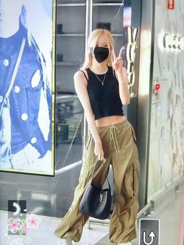 YSL Le 5 a soft hobo bag / YSL Tote 2022 มาใหม่มากก พร้อมส่งที่นี่ที่เดียวเลยค่า กระเป๋าที่สาวๆ ตามหากันหนักจริงๆ ตามรอยคุมโรเซ่ไปเลยค่าา งานเกรดออริจินอล หนังซอร์ฟสวย ภาพสินค้าถ่ายจากงานขายจริง ใช้งานต่างประเทศได้