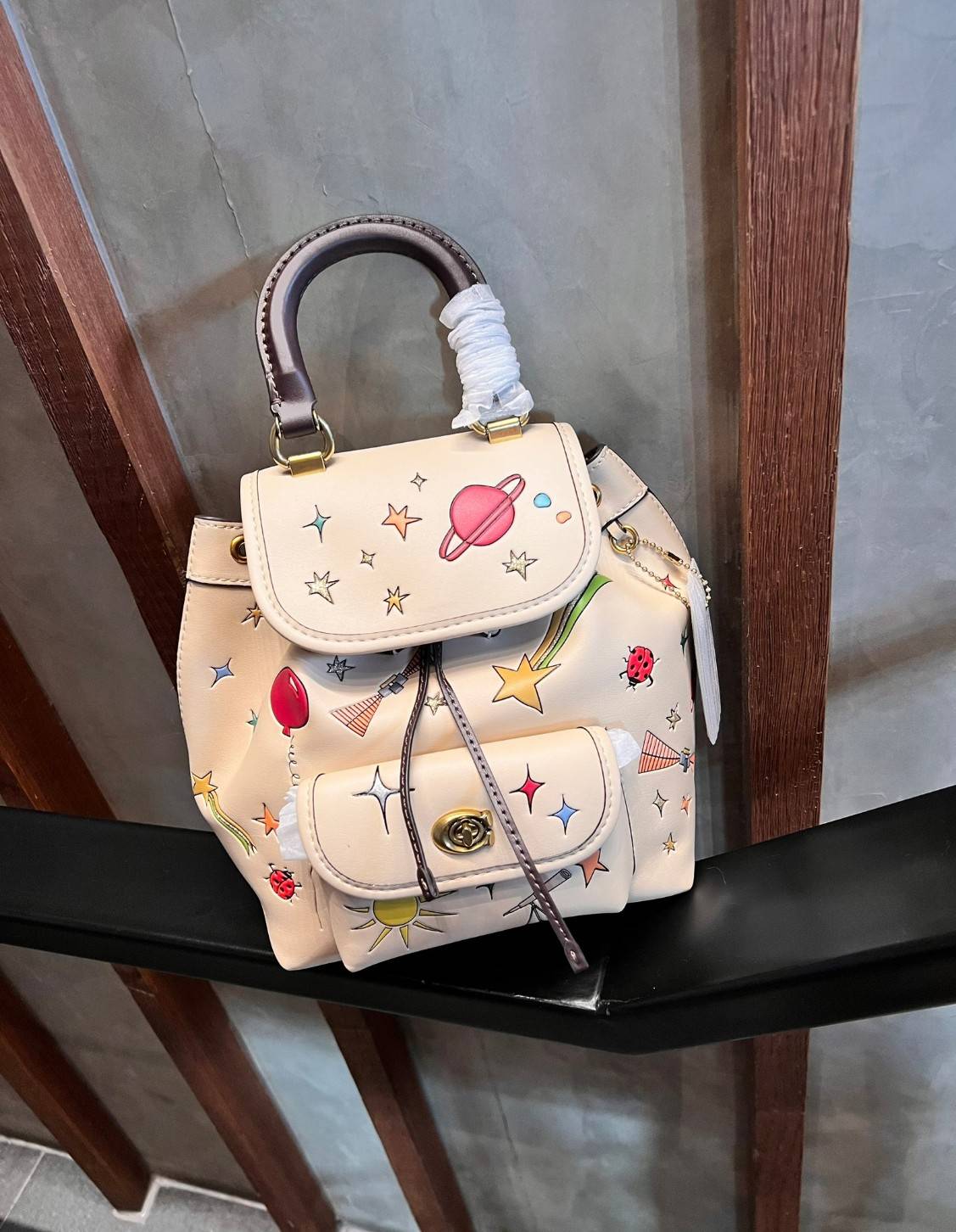 COACH X Observed By Us Riya Backpack 21 In Colorblock CK400 พร้อมส่งที่ไทยก่อนใคร กระเป๋าวสะพายหลังแบบมีหูหิ้ว หนังแท้อย่างดี หนังนิ่มละมุนมือมากค่ะ ไม่แข็งทื่อๆนะคะ!