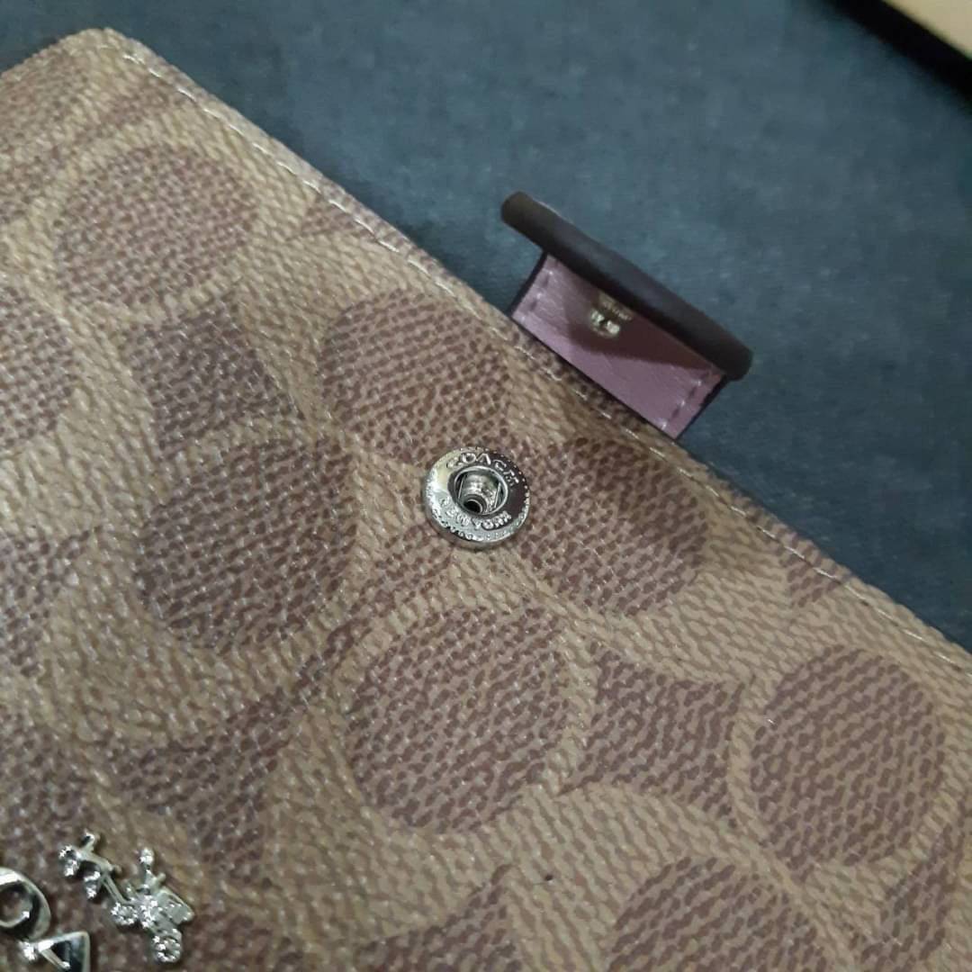 COACH F33034 MEDIUM CORNER ZIP WALLET IN COLORBLOCK SIGNATURE CANVAS กระเป๋าสตางค์ใบกลาง 👛 ขนาดกำลังเหมาะมือ วัสดุหนังแคนวาส ดูแลรักษาง่าย มีช่องใส่บัตรและธนบัตรครบ