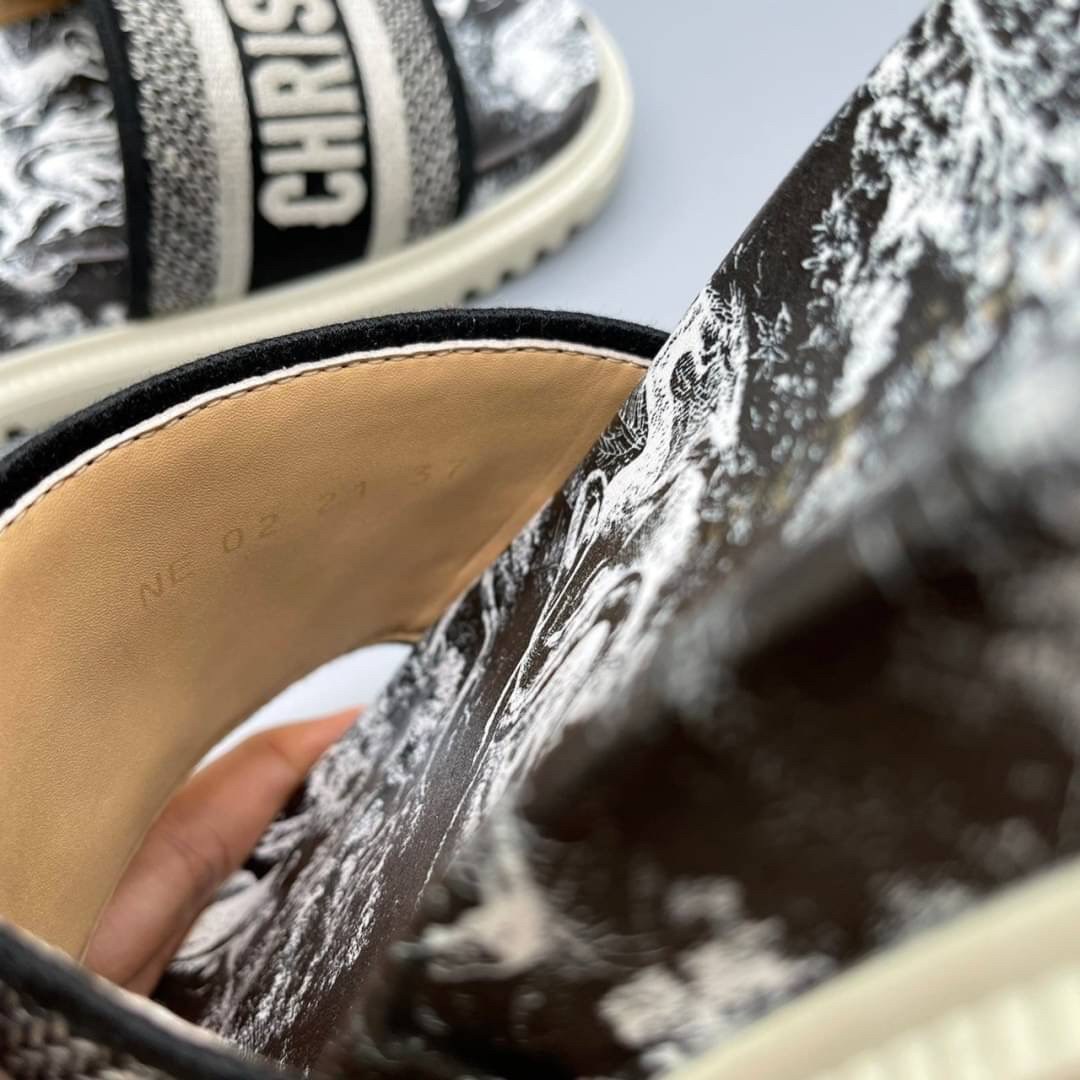 DIOR DWAY SLIDE Toile de Jouy Flowers Embroidered Cotton Dior Sandals รองเท้าแตะที่เป็นเอกลักษณ์ ที่สุดแห่งความหรูหราใช้งานได้ทุกวัน ตัดเย็บจากผ้าฝ้ายปักลาย ประดับด้วยรายละเอียดสวยงาม เสริมส้นยางหนาอย่างดีสวมใส่ง่าย น้ำหนักเบา งานเกรดออริจินอล 1:1 เหมือนท