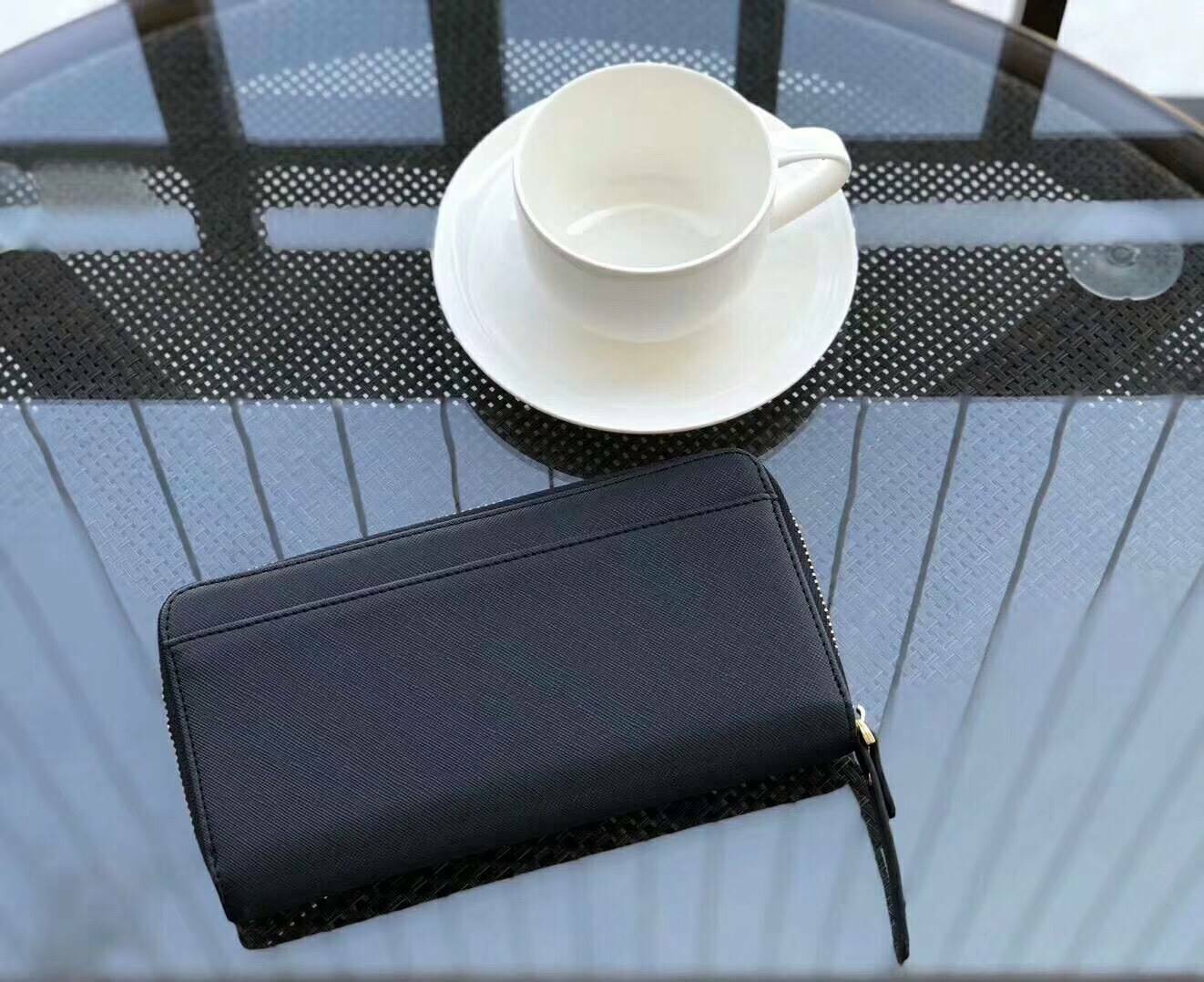 KATE SPADE LONG WALLET กระเป๋าสตางค์ใบยาวรุ่นใหม่ล่าสุดหนัง Saffiano สไตล์ PRADA สวยน่าใช้ ภายในมีช่องซิป1ช่อง และช่องใส่บัตรหลายช่อง ใส่เหรียญ บัตรได้เยอะ ตัวจริงสวยน่าใช้มากค่ะ
