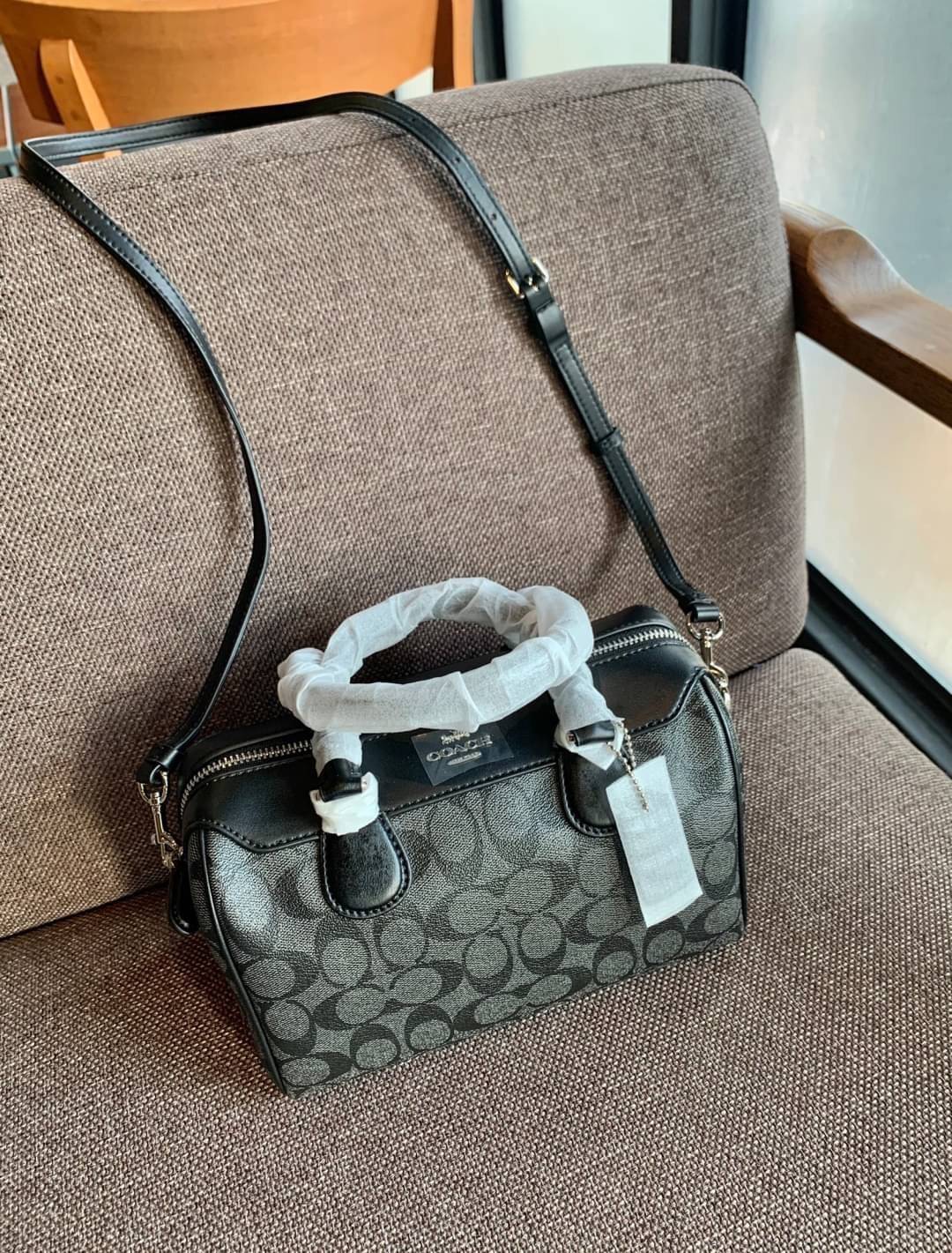 COACH NENNETT SATCHEL BAG((32203)) พร้อมส่งอีกครั้ง ห้ามพลาด! กระเป๋าทรงหมอน ทรงที่สาวๆต้องมีติดตัวไว้สักใบ! หนังแท้นิ่มสวยงาม เปิดปิดกระเป๋าแบบซิป ภายในกว้างสามารถใส่กระเป๋าเงินใบยาวได้ หรือของจำเป็นในชีวิตประจำวันของสาวๆได้หลากหลายเลยค่ะ มีช่องซิปและช่อ