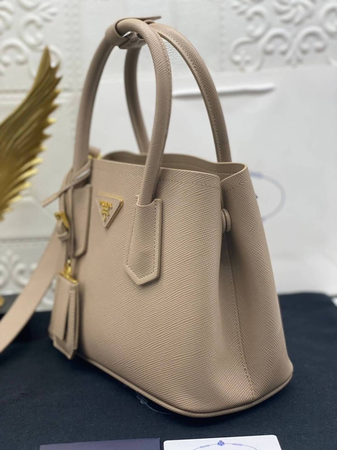 25cm Prada Small Saffiano Leather Double Bag / Prada Double Bag กระเป๋าสะพายพราด้า อีกหนึ่งรุ่นฮิต ให้พื้นที่จุของกว้างขวาง เป็น Tote Bag ใช้งานง่าย ได้ทุกที่ ทุกโอกาส ด้วยขนาดของกระเป๋าที่สามารถจุของได้หลากหลาย เป็นอีกรุ่นที่เหมาะสมสำหรับการเป็น Everyday