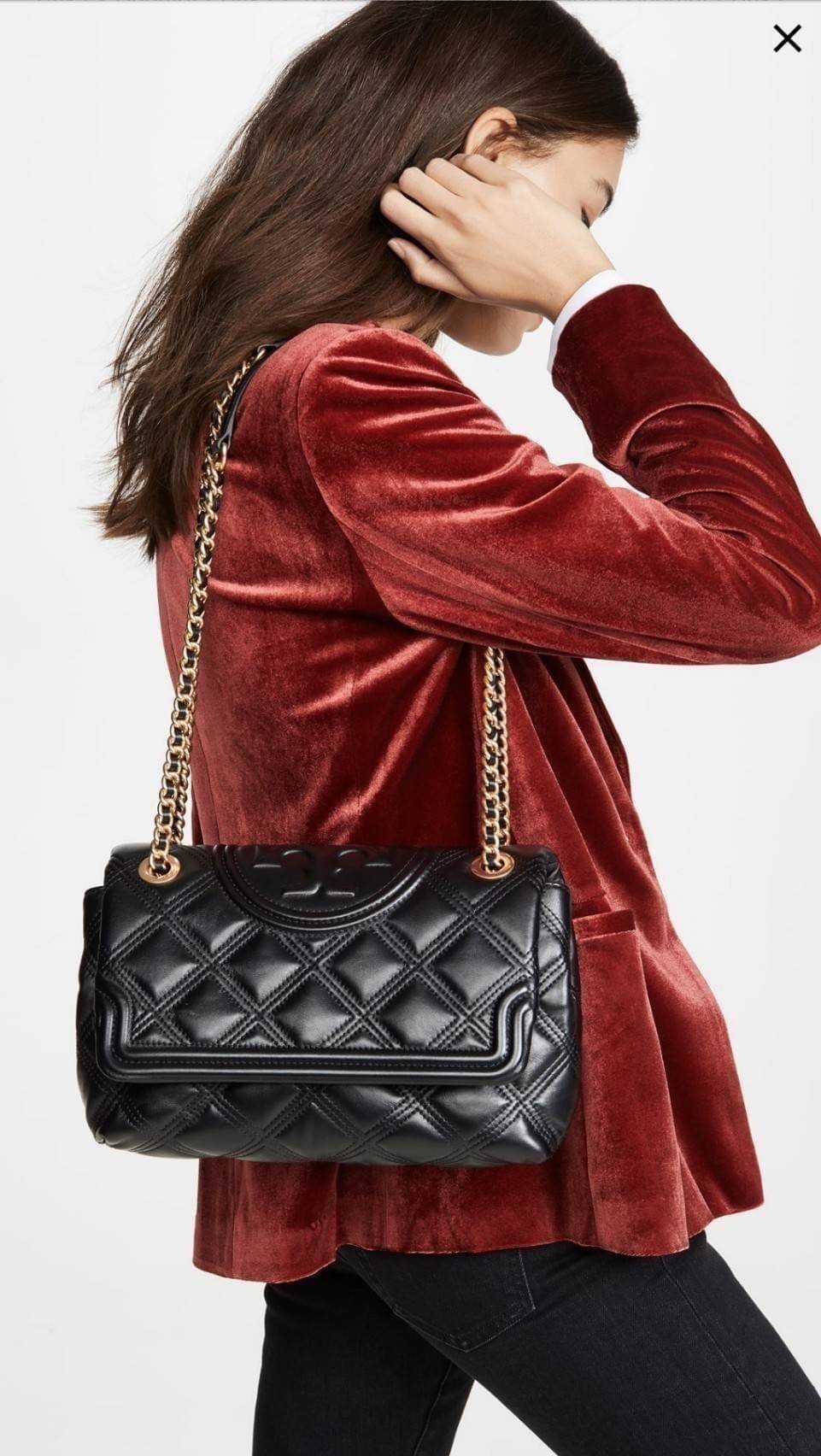 TORY BURCH FLEMING SOFT CONVERTIBLE SHOULDER BAG รุ่นหายากที่สาวๆตามหา มาพร้อมเสิร์ฟความสวยถึงบ้านไปเลยจ้า รอบนี้คัดสีสวยๆมาให้ได้ช้อปกันอย่างจุใจไปเลย กระเป๋าสะพายไหล่ หนังแท้นิ่มเต็มใบ สวยหรูดูแพง เปิด-ปิดด้วยตัวกดล็อคแน่นหนา สายสะพายในตัวปรับใช้ได้ 2 แ