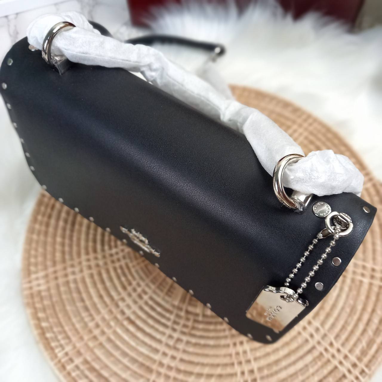 COACH KLARE CROSSBODY IN SIGNATURE CANVAS WITH RIVETS (90400) กระเป๋าถือ กระเป๋าสะพาย รูปทรงสวยงามสุดคลาสสิค แมทท์ง่ายเข้าได้กับทุกลุค แอบกระซิบดังๆนิดนึงว่า! ใบจริงสวยม๊ากก!!// วัสดุแคนวาส ผสมหนังแท้ อยู่ทรง รูปทรงสวยม๊ากก!// ด้านในแบ่งช่องให้ถึง 4 ช่อง 