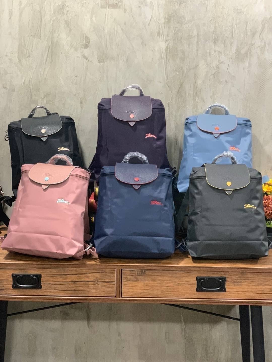 ของแท้ 💯% Longchamp LE PLIAGE Club Backpack พบกับอีกหนึ่งสไตล์ของLongchamp ที่เป็นรุ่นยอดนิยมอีกรุ่น สำหรับสาวแฟชั่นหัวทันสมัย เติมความพิเศษให้กับลุคด้วย ยังมีสีให้เลือกเยอะเรียกได้ว่าชอบสีโทนไหน ชอบแต่งตัวสไตล์ไหนก็เอาไปแมทช์กันได้เลย