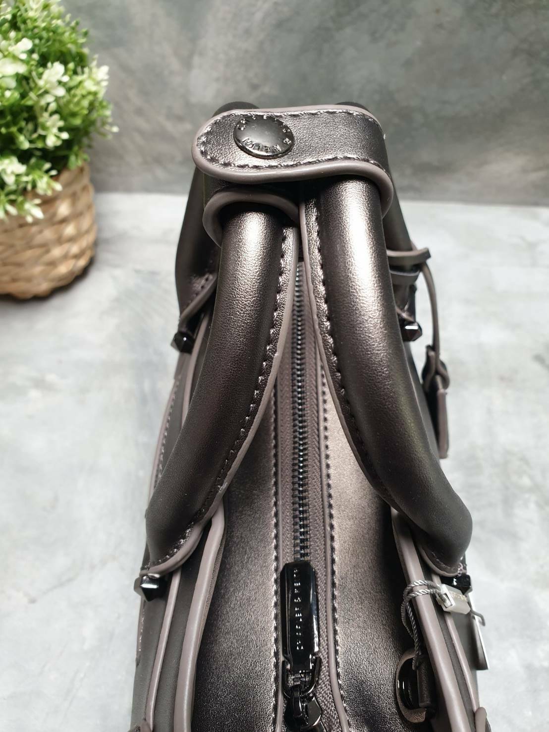 กระเป๋าถือ/สะพายข้าง ขนาดกลาง ด้านหน้าปั๊มโลโก้แบรนด์ ด้านหน้าเป็นหนังเรียบตัดกับด้านข้างเป็นหนังคาร์เวียร์ออกแบบมาให้เรียบหรู ด้านหลังมีซิป 1 ช่อง หูกระเป๋าสามารถพับลงได้ ส่วนด้านในกว้างมากค่ะ ออกแบบมาให้ใส่ของได้จุใจแบบไม่มีช่องแบ่ง มีช่องซิปด้านข้างและ