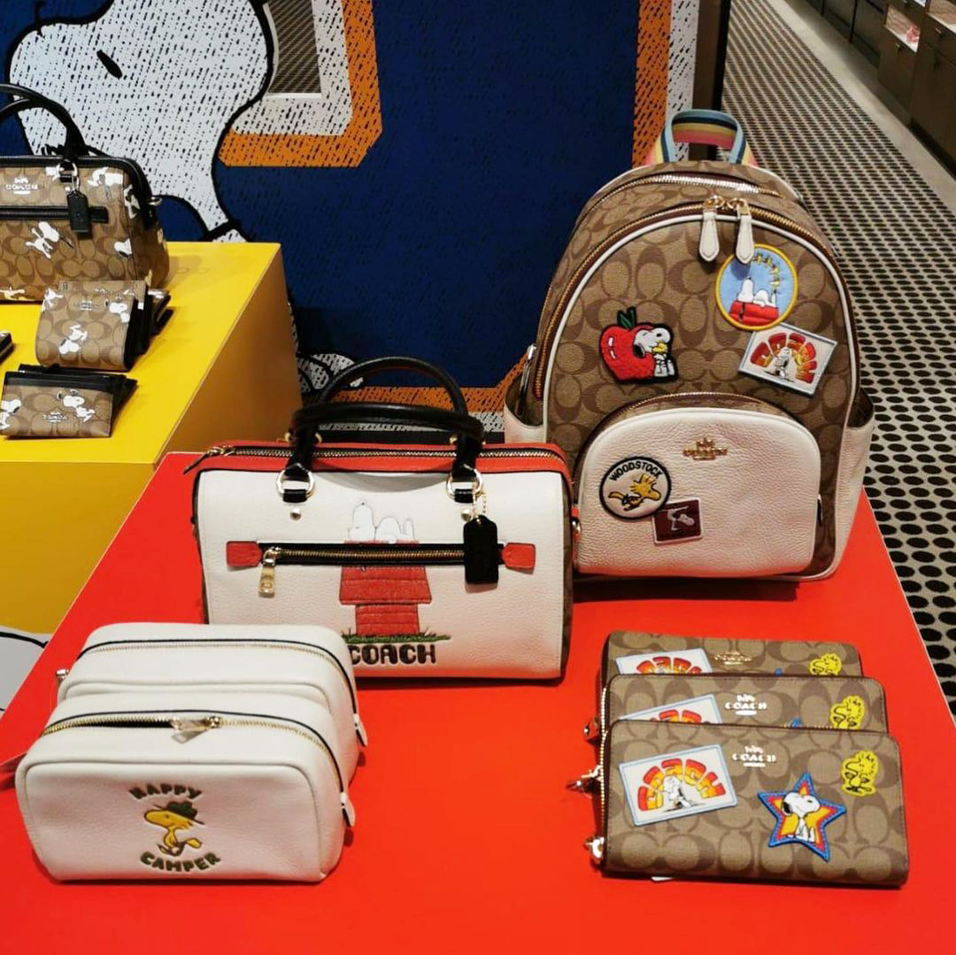 LIMITED EDITION💥 🌈สวย+คุณภาพ สินค้าต้องมีค่า Coach X Peanuts Rowan Satchel With Snoopy ((C6164)) พร้อมส่งที่ไทย ใหม่ล่าสุด ห้ามพลาดค่าา! สวยกันให้สุด กับกระเป๋าทรงหมอน ขนาดกลางกำลังดี หนังแท้นิ่ม ลายหนังสวยงามมากๆค่ะ 🔺ด้านหน้ามีโลโ