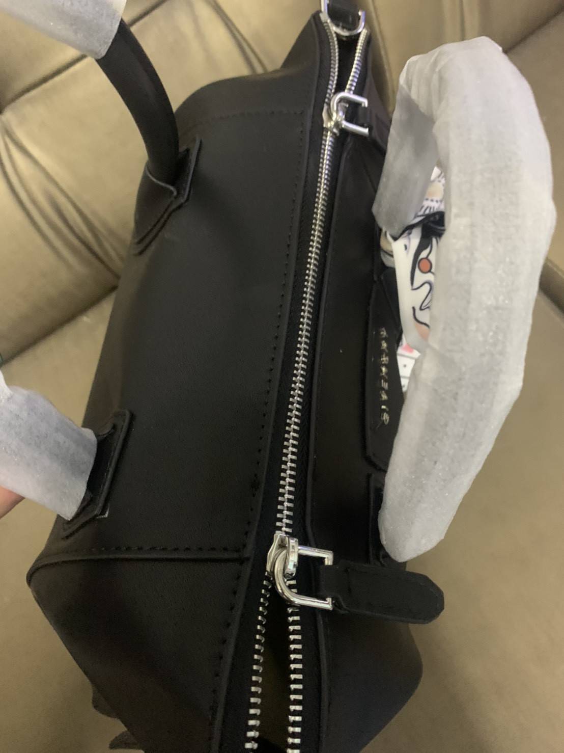 Givenchy Antigona Soft Small Leather Bag เข้ารอบใหม่ ราคาดีต่อใจ .. ไม่มีไม่ได้แล้ว! กระเป๋ารุ่น Iconic อย่าง Antigona Soft รุ่น "Classic" **มาพร้อมผ้าผูกโบว์ น่ารักมากมาย ประดับด้วยสัญลักษณ์ของแบรนด์ Givenchy ด้านหน้า **อะไหล่เงิน ไอเท็มยอดฮิตท