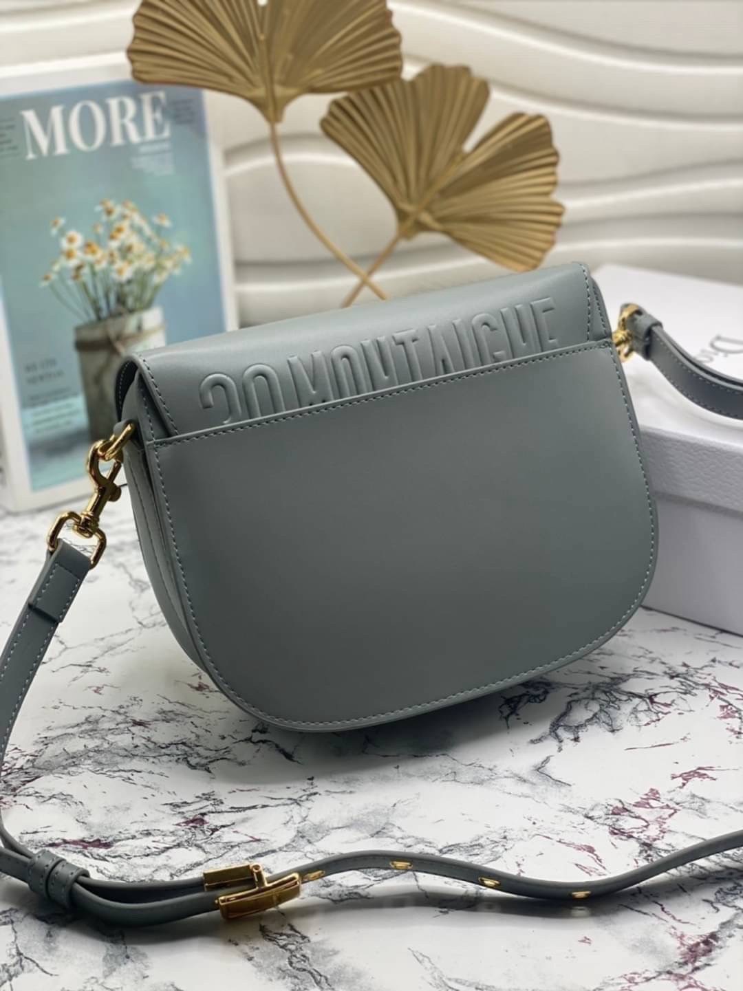 Dior Bobby Medium Bag กระเป๋าสะพายทรงโฮโบรุ่นยอดนิยม คลาสสิคสุดหรู ด้วยสัดส่วนที่กลมกลืนลงตัวอย่างสวยงาม เกรดท็อปออริ ใช้งานต่างประเทศได้