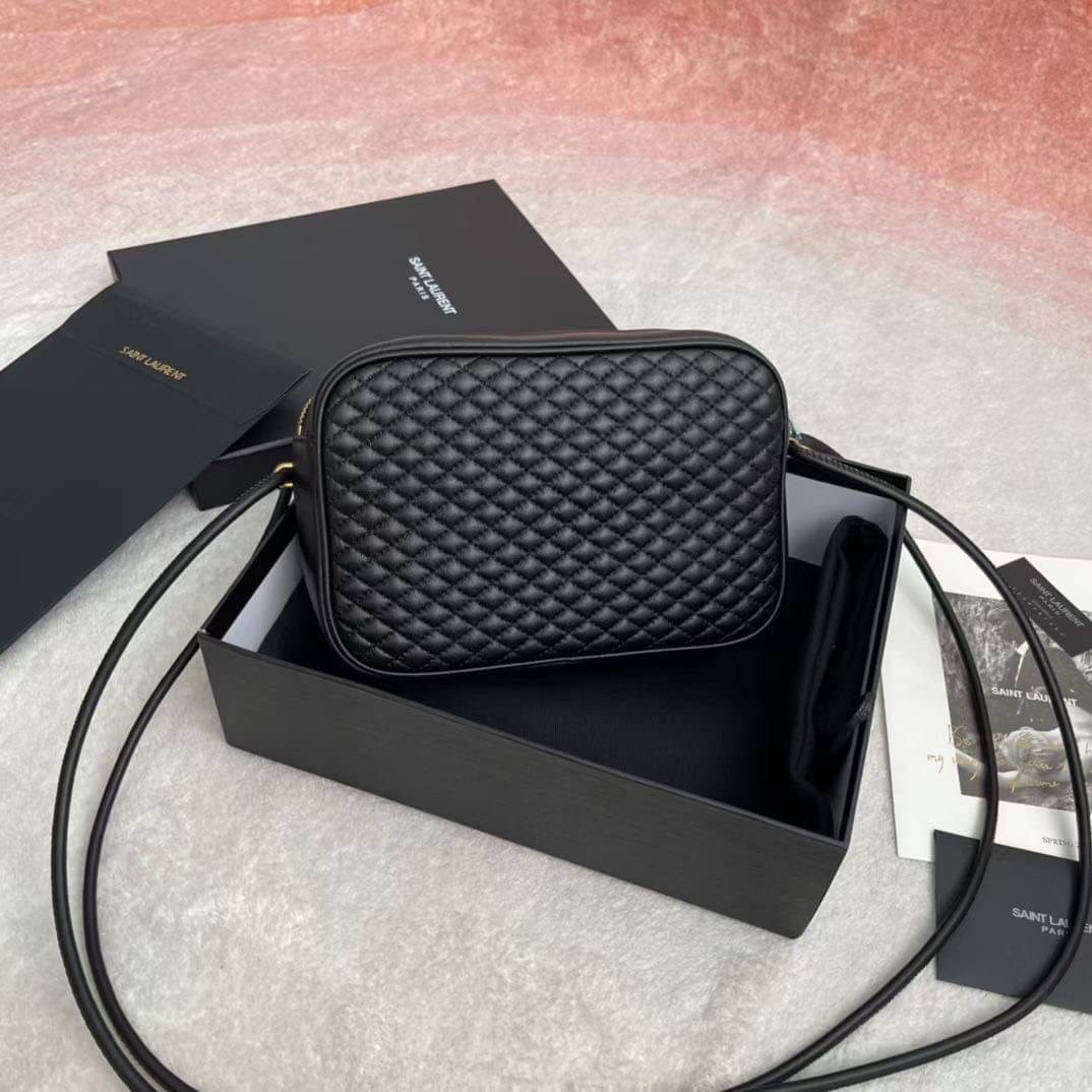 YVES SAINT LAURENT BAG กระเป๋าสะพายสไตล์วินเทจทรงเหลี่ยม งานหนังแท้สวย โทนสีดำคาสสิก หนังฟูสวยมากค่ะ ภายในโล่งจะสะพายไหล่ CROSSBODY ก็ดูดี สินค้ามาพร้อมถุงผ้าและกล่องแบรนด์พร้อมส่งที่ไทยราคาสุดคุ้ม สาวก YSL ห้ามพลาด!