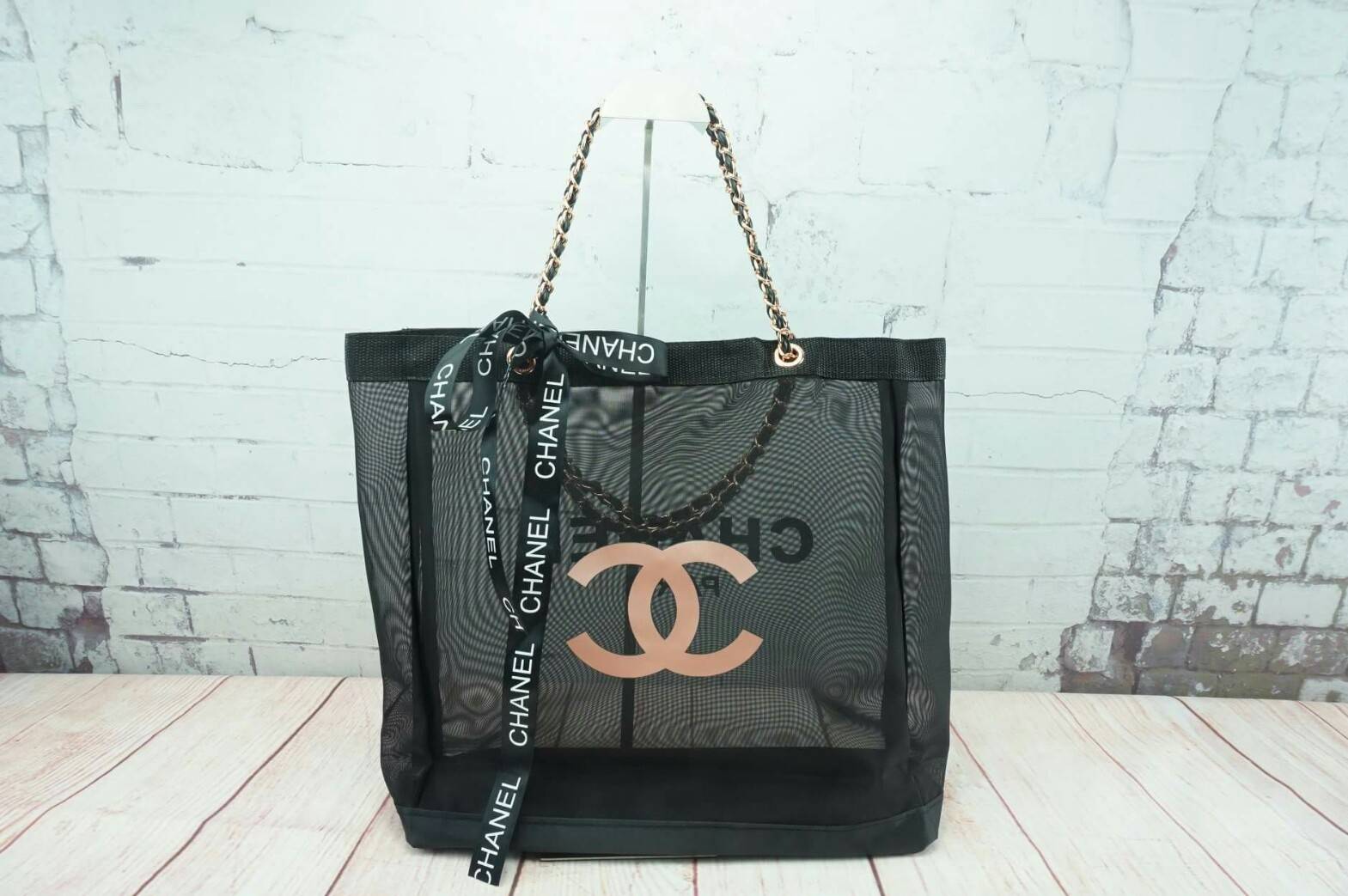 Chanel Black Mesh Tote Bag with Chanel Ribbon กระเป๋าแบรนด์ชาแนล ทำจาก 100% Polyester Mesh รุ่นนี้ สายสะพายโซ่สี rose gold ตัดกับหนัง เพิ่มความหรูหรา น่าใช้ อะไหล่ทุกจุดปั๊มแบรนด์ มาพร้อมริ้บบิ้น Chanel เพื่มดีเทล กระเป๋าด้านหนึ่งสกรีนชื่อแบรนด์ Chanel อี