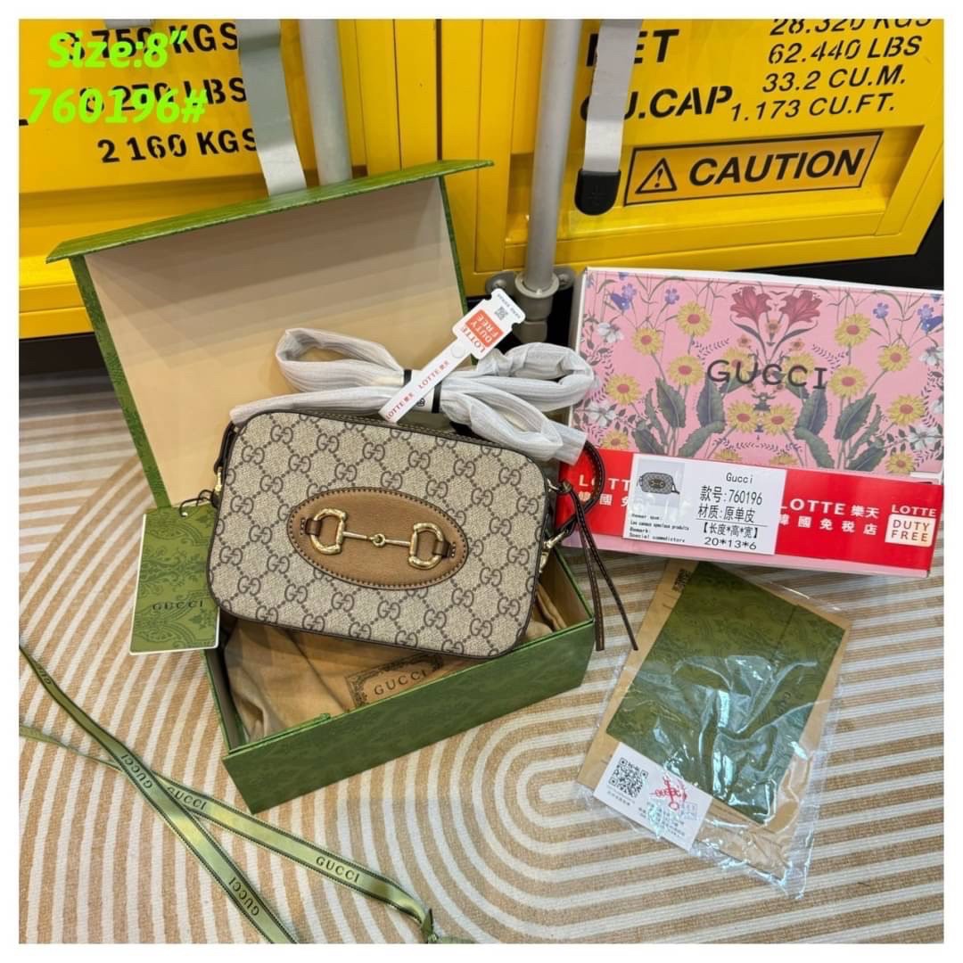 GUCCI Horsebit 1955 mini shoulder bag กระเป๋าสะพายทรง camera ที่สุดของความคลาสสิค ที่ใช้งานง่ายและคล่องตัว โดดเด่นด้วยอะไหล่โลโก้วินเทจเอกลักษณ์