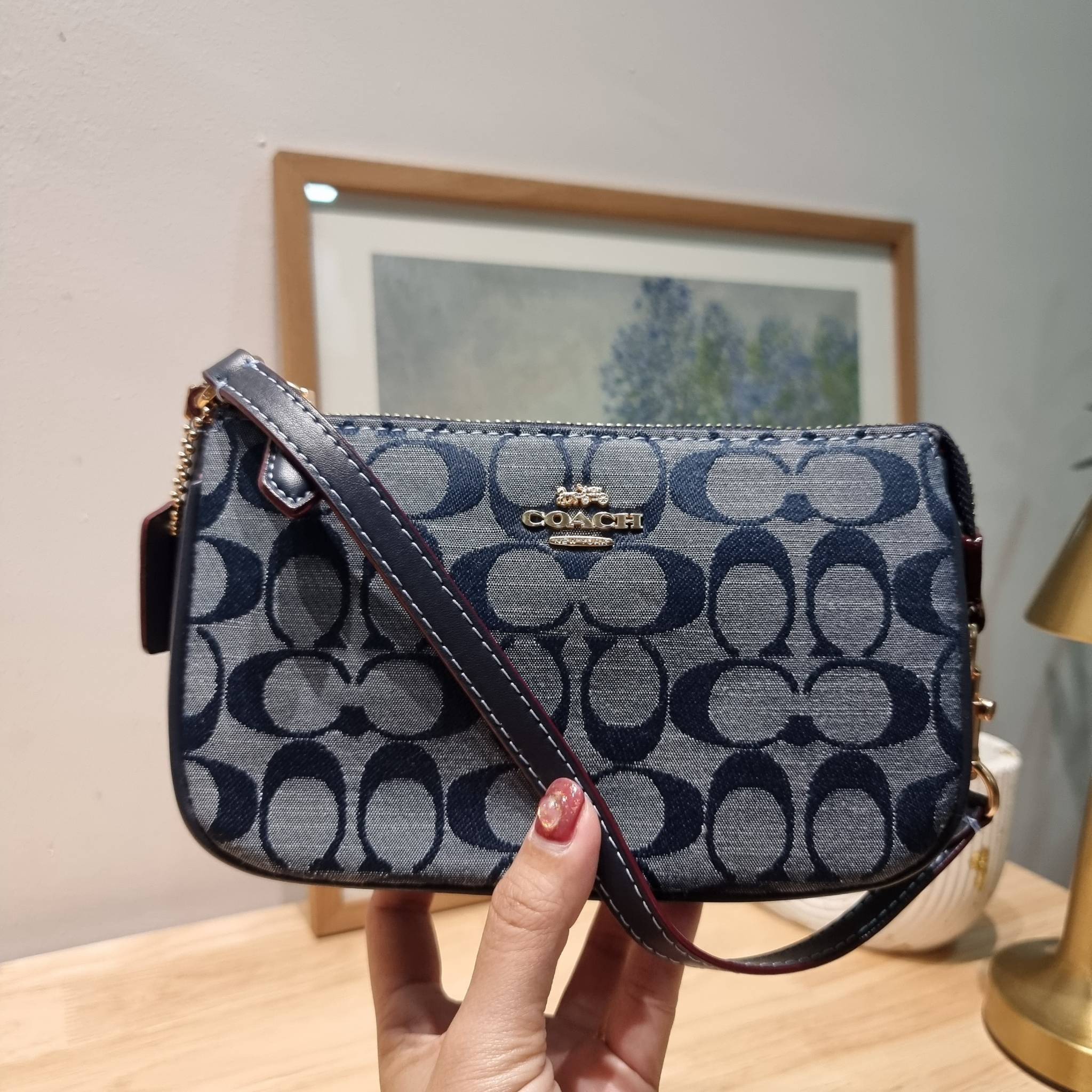 COACH Nolita 15 In Signature Chambray C8665 พร้อมส่ง คอลเลคชั่นใหม่ น่ารักน่าใช้ ในสไตล์คลาสสิค กระเป๋าทรงพอชขนาดมินิ สาวๆเห็นใบจริง ยังไงก็ต้องหลงรักไอเท็มนี้แน่นอนจ้า