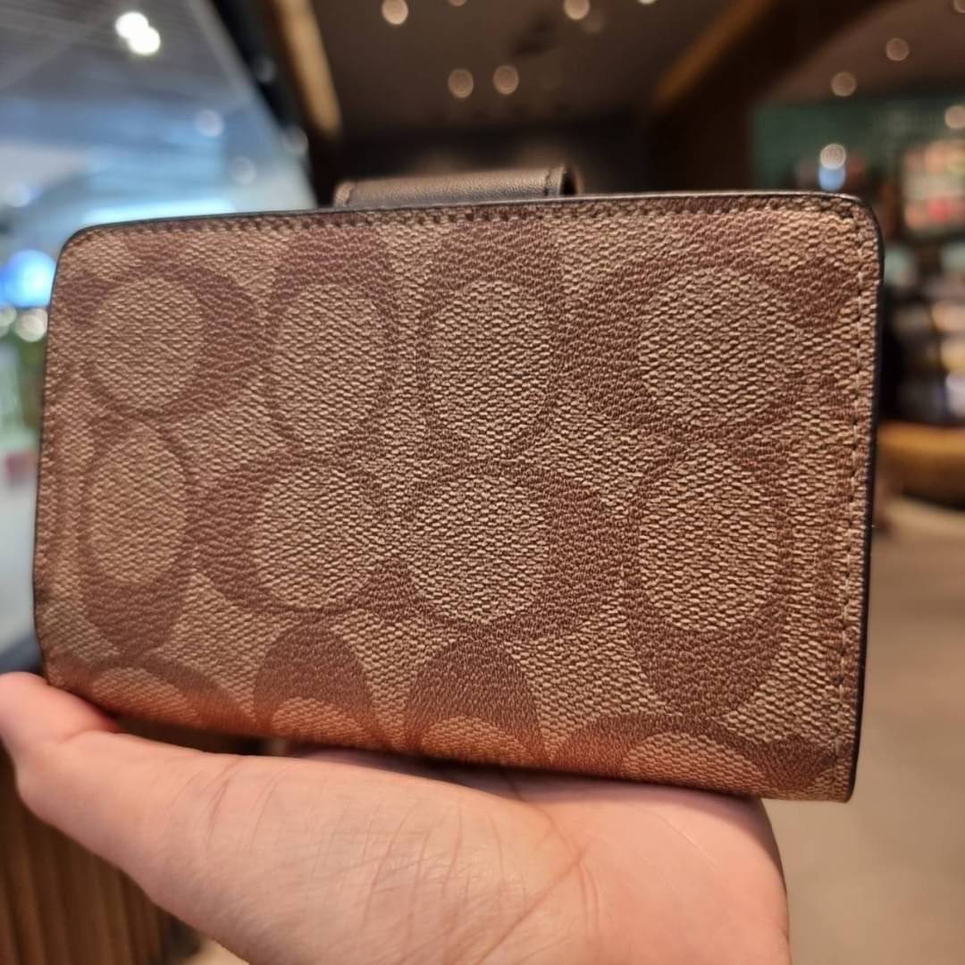 COACH C0082 MEDIUM CORNER ZIP WALLET IN SIGNATURE CANVAS ดีไซน์ใหม่ล่าสุด!! กระเป๋าสตางค์ใบกลาง 👛 ขนาดกำลังเหมาะมือ วัสดุหนังแคนวาสเคลือบลาย ดูแลรักษาง่าย มีช่องใส่บัตรและธนบัตรครบ และช่องซิปแยกไว้ใส่เหรียญ ครบเซ็ทแบบนี้เหมาะส่งต่อเป็นของขวัญที่สุ