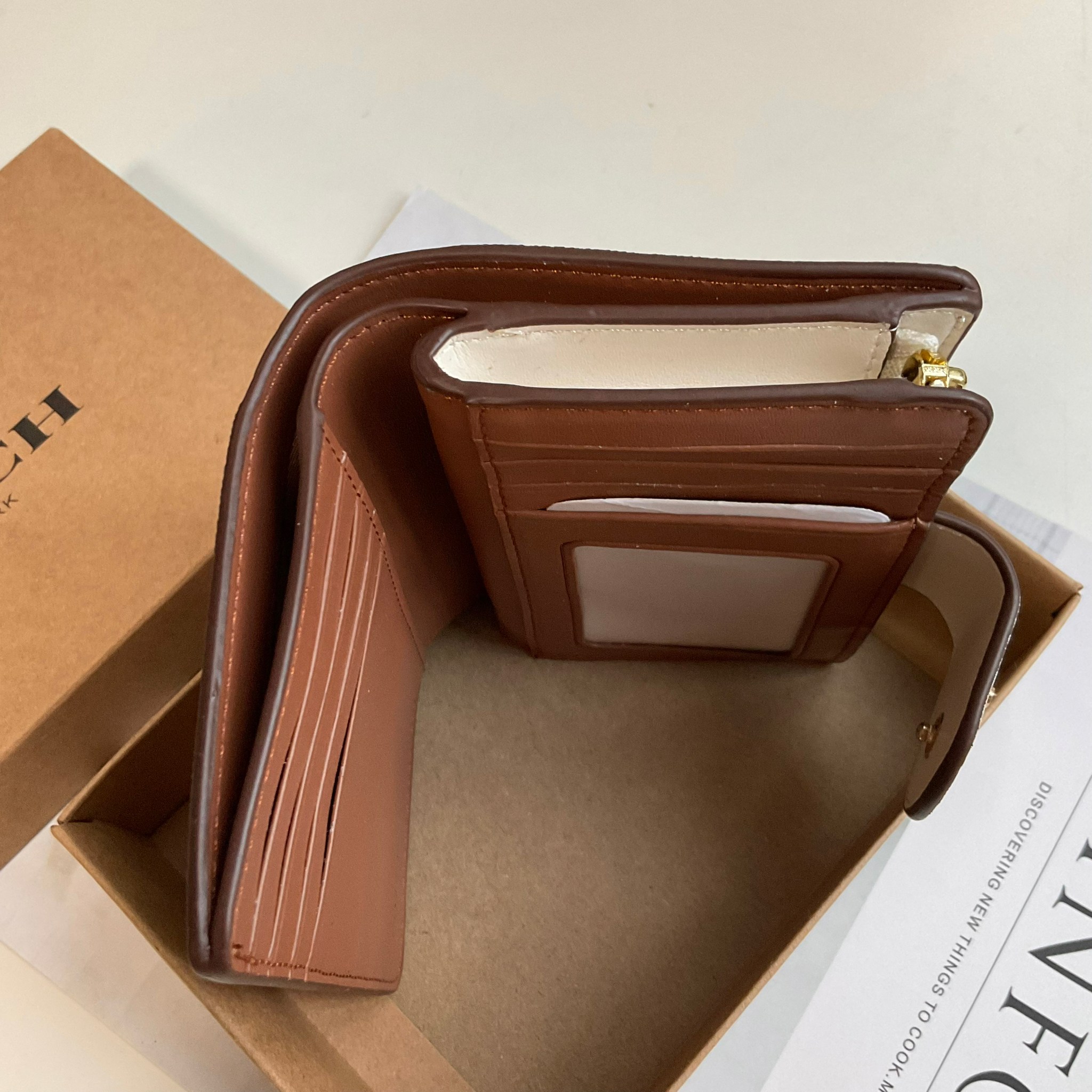 COACH SMALL WALLET IN SIGNATURE CANVAS กระเป๋าสตางค์ใบกลาง แบบพับสองตอน หน้าจดหมาย เปิดปิดด้วยกระดุมปั้มแบรนด์ ด้านในมีช่องใส่บัตรหลายช่อง พร้อมช่องใส่รูป และช่องใส่ธนบัตร ด้านหลังมีช่องซิปเหรียญอีกหนึ่งช่อง น้ำหนักเบา พกพาสะดวก อะไหล่ทองสุดหรู ห้ามพลาดค่