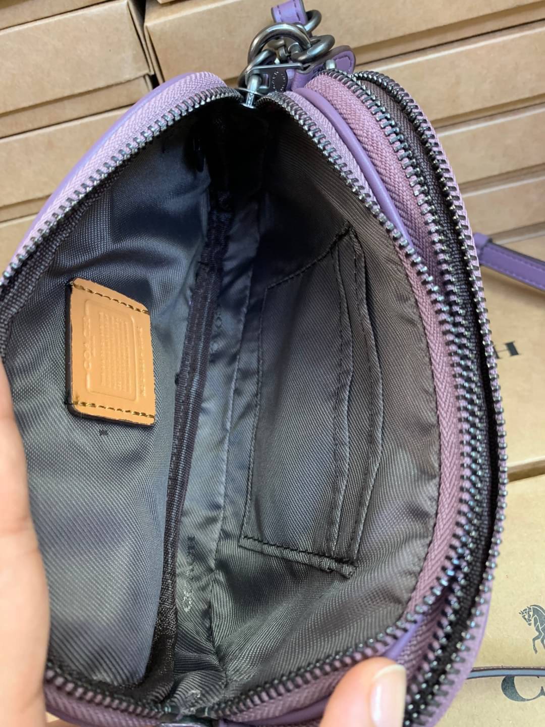 COACH CROSSBODY CLUTCH IN SIGNATURE BAG 💋รุ่นฮิต+สีหายากค่ะ!! กระเป๋าสะพาย+คล้องมือได้ วัสดุหนังแท้ผสมpvcค่ะ มีช่องซิปคู่ ภายในช่องใส่มือถือได้ทุกรุ่น;กระเป๋าเงินใบสั้นได้ ใส่ของจำเป็นสาวๆได้ครบค่ะ มีช่องเสียบบัตร2ช่อง และช่องโล่งให้ใส่ของจุกจิกค่