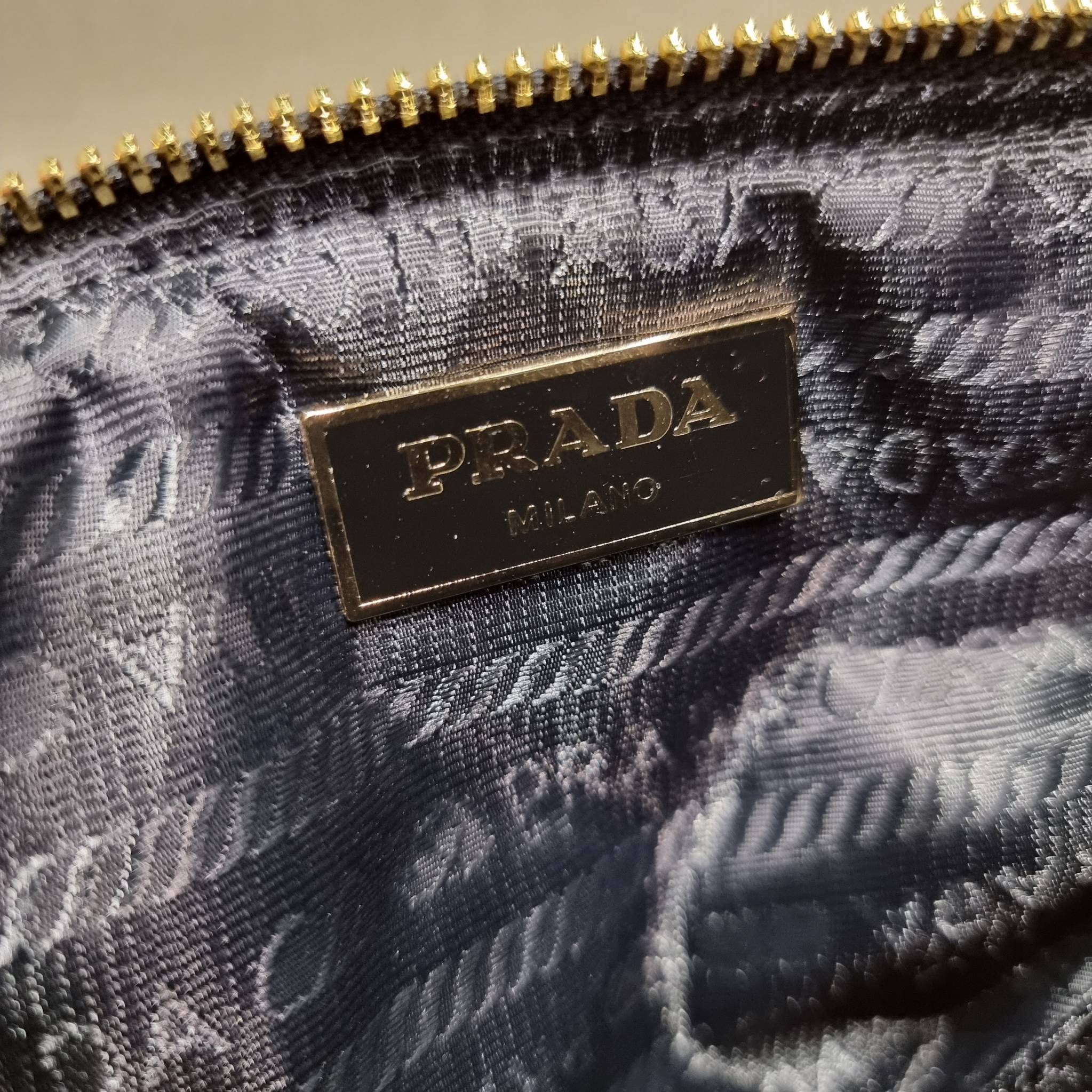 PRADA TRIANGLE BAG ล้ำกว่าใคร ใหม่กว่าใคร ไม่ต้องรอพรีฯ กระเป๋าสะพาย ดีไซน์ทรงสามเหลี่ยม ชิคๆคูลๆ ไม่มีใครเหมือน มีมาให้ถึง 2 ชิ้น วัสดุผ้า jacquard และหนังแท้ สวยคู่ สลับใช้ได้หลากหลายมากๆ เพราะยังมีสายสะพายมาให้อีกถึง 2 เส้น เกี่ยวคู่กันสะพายเท่ๆ หรือแย