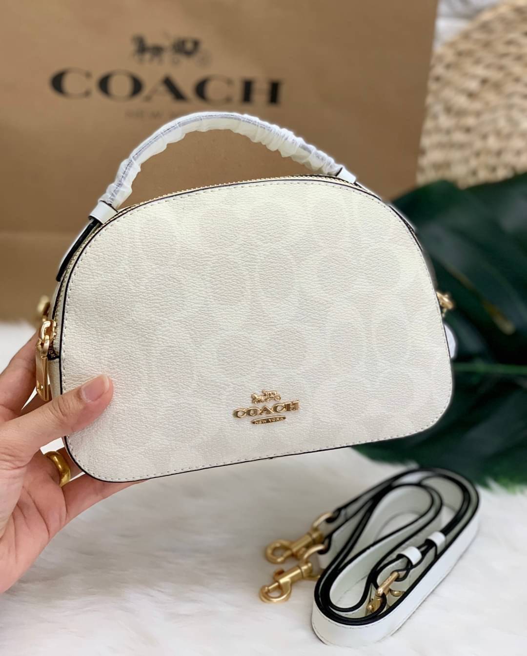 COACH SERENA SATCHEL CROSSBODY BAG กระเป๋าทรงโดมเล็ก น่ารัก แต่ใส่ของได้จุเลยทีเดียว!! มี2ช่องซิปหลัก ช่องค่อนข้างกว้าง สามารถใส่กระเป๋าเงินใบกลางได้;ของจำเป็นอื่นๆได้ครบเลยค่ะ มีช่องเล็กให้ใส่ของจุกจิก ด้านหลังมีช่องเล็กให้อีกช่องค่ะ พร้อมสายยาวถอดออกได้