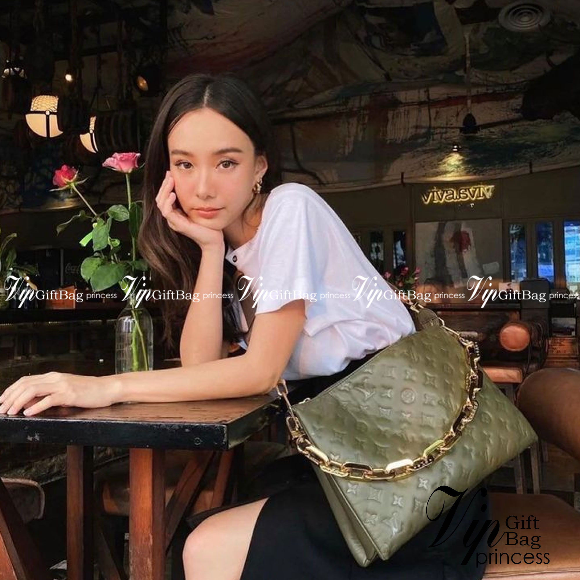 LV HANDLE POUCH MONOGRAM / LV Coussin PM Bag กระเป๋าสะพายกึ่งคลัชท์ สุดล้ำ มาแรงมาก ด้วยความสวยปังตั้งแต่แรกเห็น วัสดุหนังแกะสังเคราะห์ปั๊มลายสวยคม มาพร้อมสาย 2 เส้น เลิศๆ มีสายโซ่ที่มีดีเทลละเอียดไม่ซ้ำ และสายสปอร์ตครอสบอดี้ ที่จะคล้องไว้ทั้งสองเส้นก็ดีง