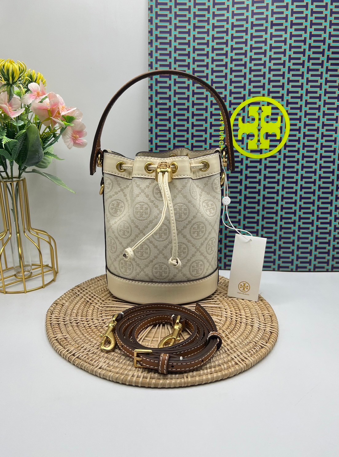 TORY BURCH Mini T Monogram Bucket Bag / Tory Mini Bucket Bag กระเป๋าทรงบัคเก็ต ไซส์มินิสุดคลาสสิก กระเป๋าทรงขนมจีบ