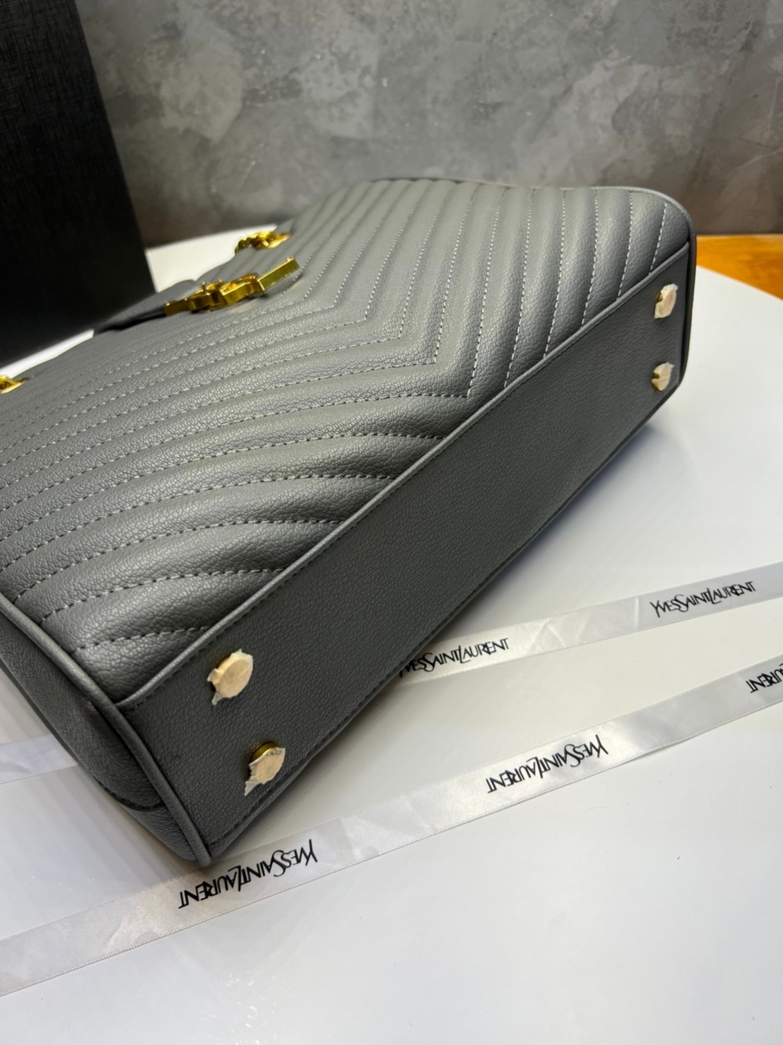 หนังแท้ Saint Laurent YSL Monogram Shopping Large Tote Bag กระเป๋าทรงช้อปปิ้งใบใหญ่ จุของได้เยอะ ภายในแบ่ง 2 ช่อง พร้อมซิปช่องกลาง ภาพสินค้าถ่ายจากงานขายจริง ใช้งานต่างประเทศได้