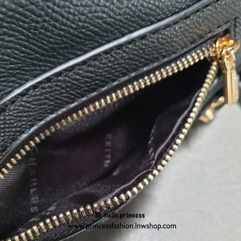 CHARLES & KEITH กระเป๋าคล้องมือ/สะพายข้าง รุ่นสวย รุ่นยอดฮิต ด้านหน้าปั๊มตราแบรนด์ แต่งอะไหล่เข็มขัดเท่ห์ๆ เก๋ๆ มีช่องซิปเล็กด้านหน้า รุ่นนี้คล้องมือได้ สะพายข้างแบบยาวได้ ช่องด้านในพอใส่ของกระจุกกระจิก โทรศัพท์มือถือ เหมาะกับวันชิวๆ รอบนี้มา 3 สี เอาไปใส