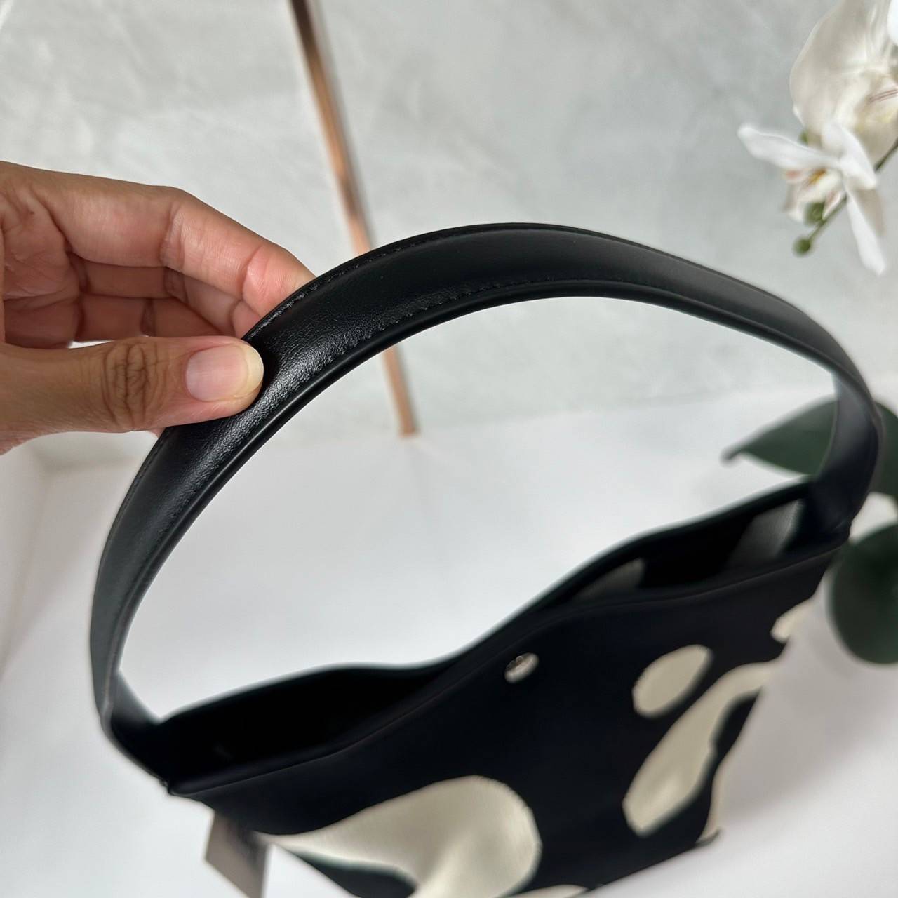 Rally movement the bag Knit Black เป็นไอเท็มที่ฮอตสุดๆแห่งปีจริงๆ กับกระเป๋าทรงบัคเก็ต น้ำหนักเบาๆ ฮอทติดลมบน จุของได้แบบหนำใจ ทอลายโลโก้ด้วยเทคนิค Sturdy Stretch Knit