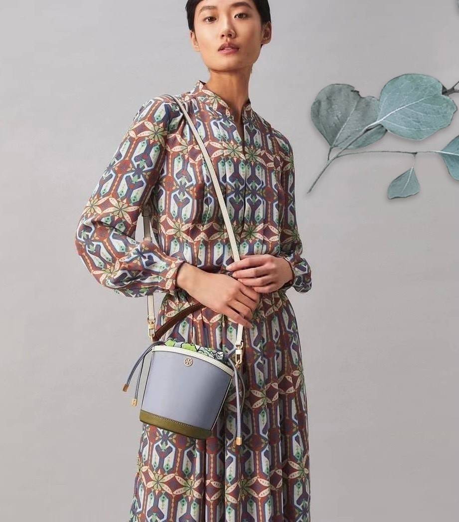 Tory Burch Robinson mini bucket bag กระเป๋าถือและสะพาย Crossbody ทรงถังสวยสุดฮิต เป็นรูปทรงใหม่ มาแรงที่สุดในตอนนี้!! ประดับโลโก้ด้านหน้า สวยโดดเด่นไม่เหมือนใคร วัสดุหนังวัวแท้ หนังสวย น้ำหนักเบา ตั้งอยู่ทรง ด้านในมีกระเป๋าผ้าลายแบรนด์ สามารถถอดออกได้ ภาย