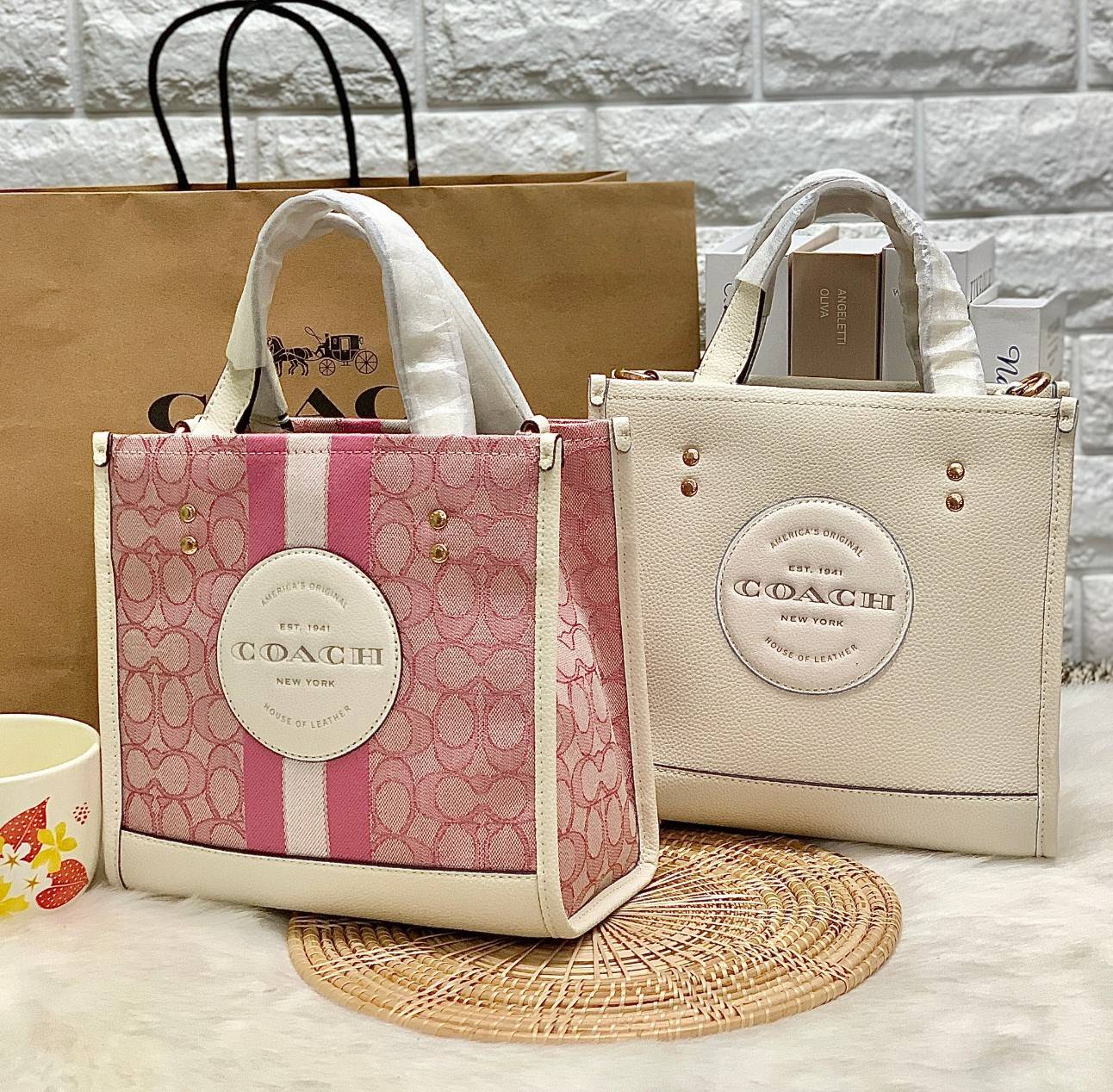 ใหม่ล่าสุด อดใจยังไงไหว💋 COACH Dempsey Field Tote 22 ((C5268//C5115)) พร้อมส่งความสวยที่ไทยค่ะ! กระเป๋าทรง Tote ขนาดพอเหมาะลำตัว พกพาง่ายสะดวกได้กับทุกๆวัน ด้านหน้าปั้มโลโก้แบรนด์ตัวใหญ่สวยค่ะ;เปิดปิดกระเป๋าแบบกระดุมแม่เหล็ก ภายในใส่กระเป๋าเงินใบย