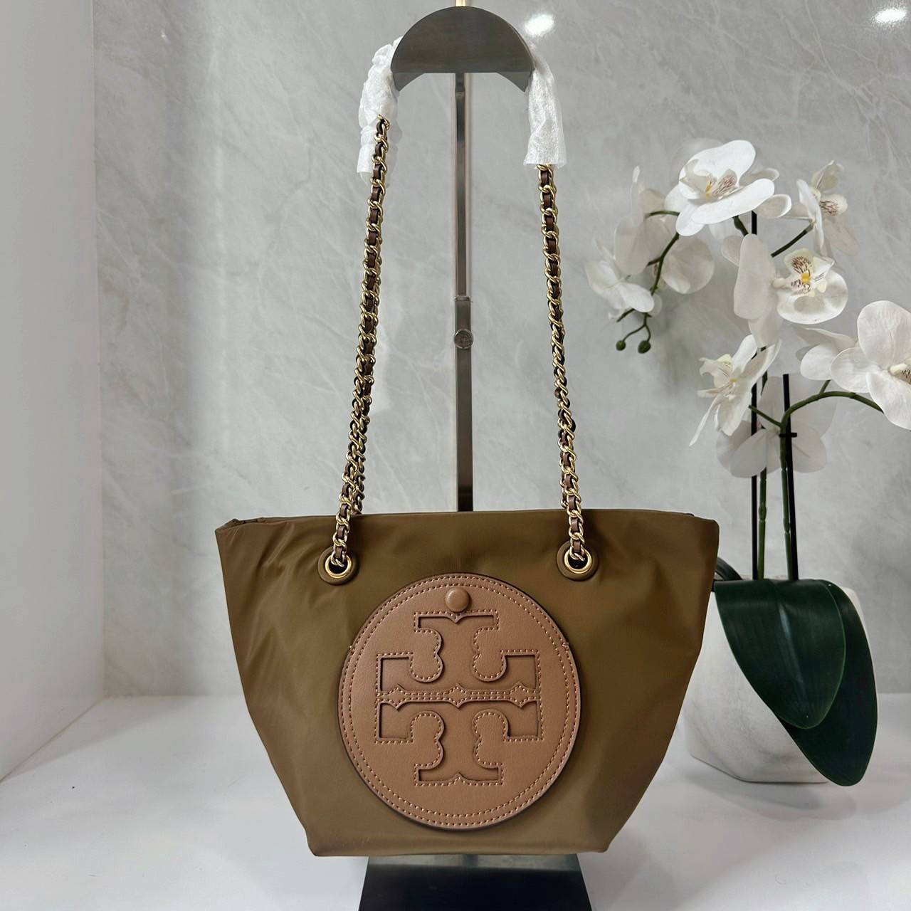 TORY BURCH Ella Chain Crossbody Nylon Bag กระเป๋าคล้องไหล่สายโซ่หรูหราโดดเด่นด้วยโลโก้หนังด้านหน้า สามารถปรับสะพายคอสบอดี้ สะพาลไหล่ได้