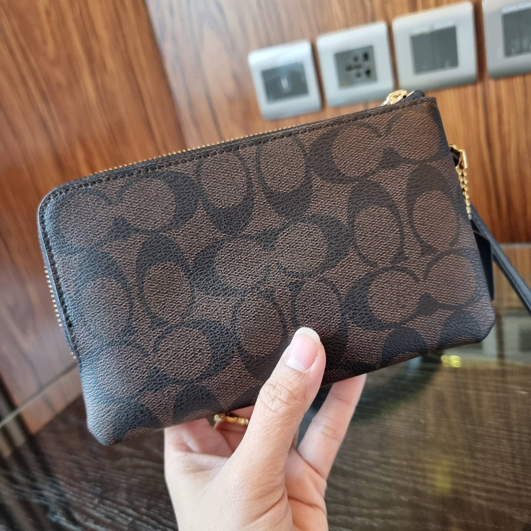 COACH F87591 DOUBLE CORNER ZIP WALLET IN SIGNATURE COATED CANVAS คล้องมือรุ่น 2 ซิป!! มาแล้วจ้า 🌟🤗 ไซส์นี้คือเหมาะมือจริงๆ พกง่ายเช่นเคย ไม่ต้องกังวลว่าจะเกะกะหรือกินพื้นที่กระเป๋าหลัก วัสดุหนังแคนวาสเคลือบลาย มีช่องหลักแยก 2 ช่อง ภายในบุผ