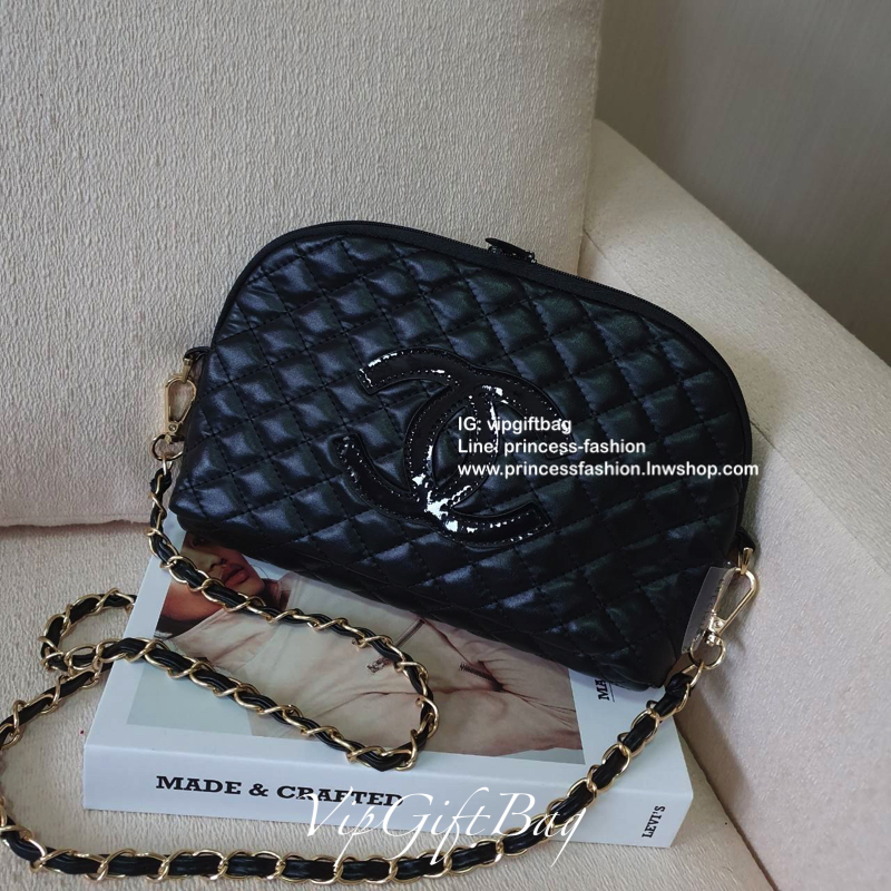 Chanel Clutch Bag With Chain VIP Gift ของแท้จาก Chanel Perfume Counter รุ่น Limited วัสดุหนังเรียบลายตารางเปิดปิดด้วยซิปแบรนด์อะไหล่ทอง ขนาดกำลังดี น้ำหนักเบา ภายในมีโลโก้และช่องซิป มาพร้อมสายสะพายโซ่ร้อยหนังถอดออกได้ ใส่กระเป๋าสตางค์ยาว + มือถือได้ทุกรุ่