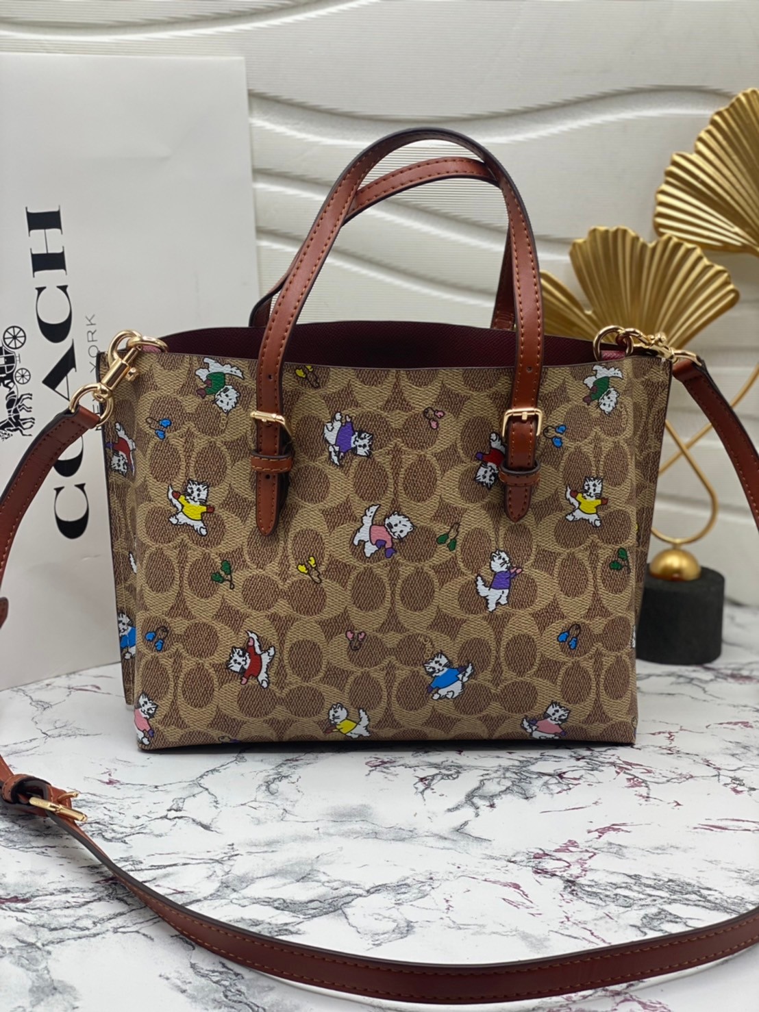 ไม่หลงรัก ทำไงไหว!! COACH MOLLIE TOTE 25 IN SIGNATURE CANVAS WITH SNOOPY (COACH C4250) กระเป๋าถือ กระเป๋าสะพาย รุ่นฮิต พิมพ์ลาย น่ารักเกินเบอร์ได้อีก// ขนาดเหมาะมือ มีสายสะพายยาว ถอดและปรับระดับได้ //วัสดุแคนวาส ผสมหนังแท้ ขึ้นทรงสวย ลาย SIGNATURE ด้านในโ