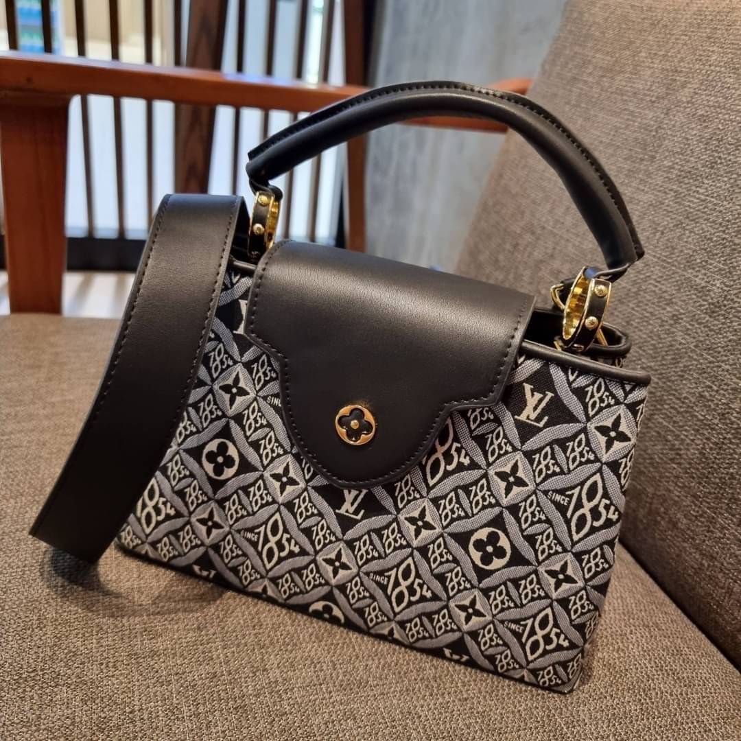 LV capucines top handle with vintager 1854 / LV SINCE 1854 CAPUCINES MM ที่สุดของความสวยในดีไซน์คลาสสิคย้อนยุค กระเป๋าถือสุดหรู มาพร้อมหูจับในตัว ด้วยรูปทรงวินเทจและวัสดุผ้าแคนวาสคละลายเต็มใบ สร้างดีเทลให้ไอเท็มนี้ได้ลุคผู้ดีไปอีก และยังมีลูกเล่นที่ฝาปิดก