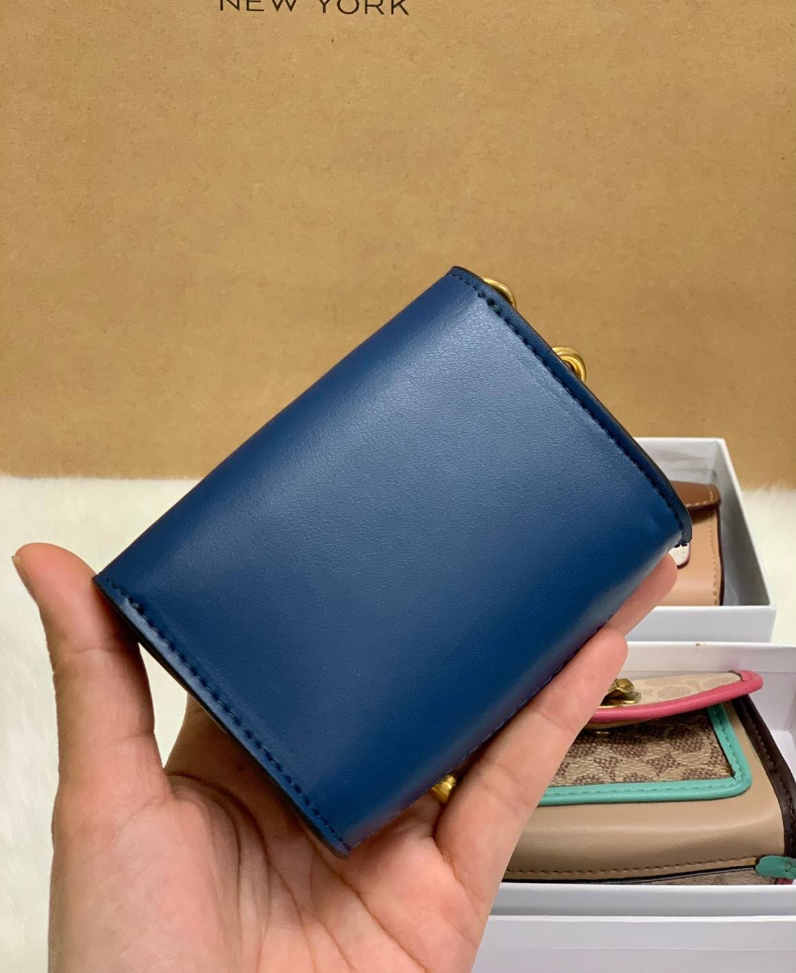 พวงกุญแจสวยๆ ไว้คล้องกระเป๋าใบสวยยกันค๊าา😘 COACH PARKER CHARM COLORBLOCK SIGNATURE ✔️พวงกุญแจจากแบรนด์ Coach สินค้าจำนวนจำกัดนะคะ❗️ ✔️สามารถใช้เป็นพวงกุญแจ//หรือใส่เหรียญด้านในกระเป๋าได้ค่ะ//เปิดปิดแบบกระดุมนะคะ