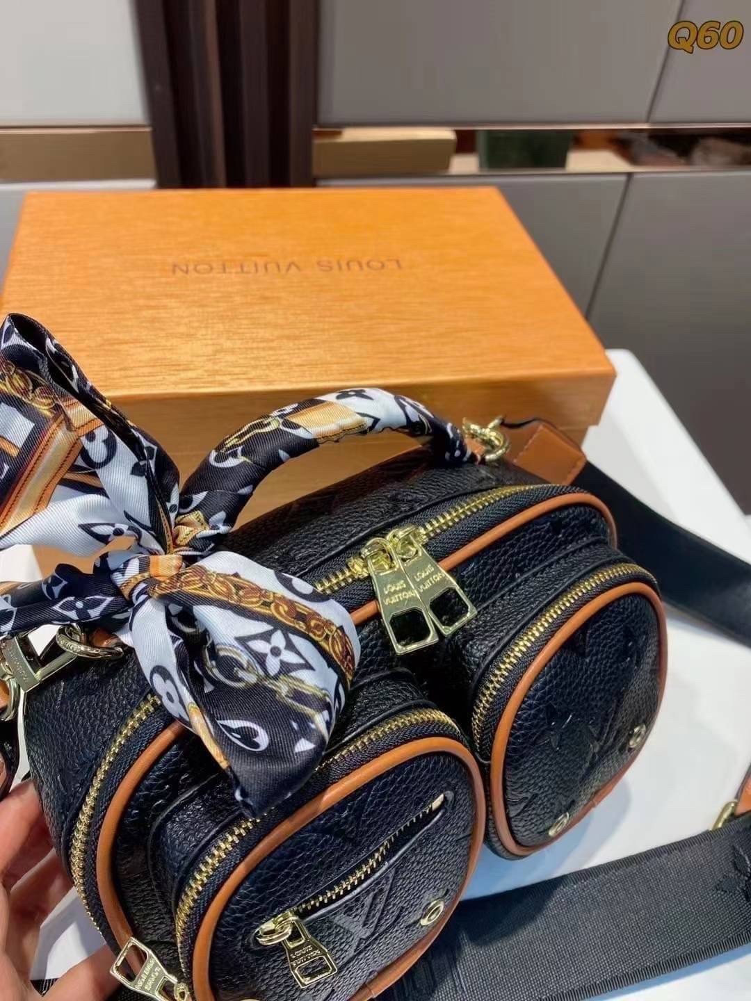 LV UTILITY CROSSBODY Monogram coated canvas ภาพถ่ายจากงานขายจริง ใช้งานต่างประเทศได้