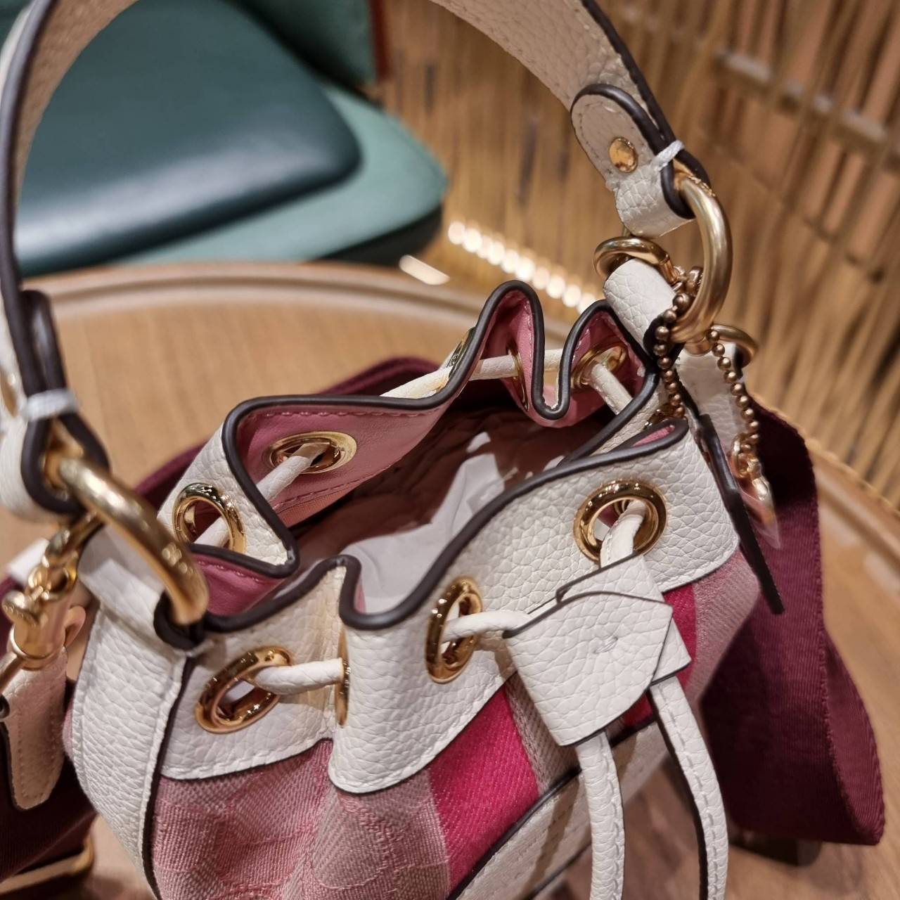 COACH C5121 DEMPSEY 15 DRAWSTRING MINI BUCKET BAG น้องคนสวยมาใหม่จ้า รุ่นใหม่กริ๊บ!! ยังไม่เข้าช็อปไทย ละมุนคุณหนูต้องมาแล้วแหละ กระเป๋าทรงถังไซส์มินิ ใช้งานง่ายด้วยการรูดหนังปิดรอบปากกระเป๋า ทุกอย่างลงตัวที่สุด!! มาพร้อมตัวห้อยรูปหัวใจสีทองกุ๊กกิ๊ก น่ารั