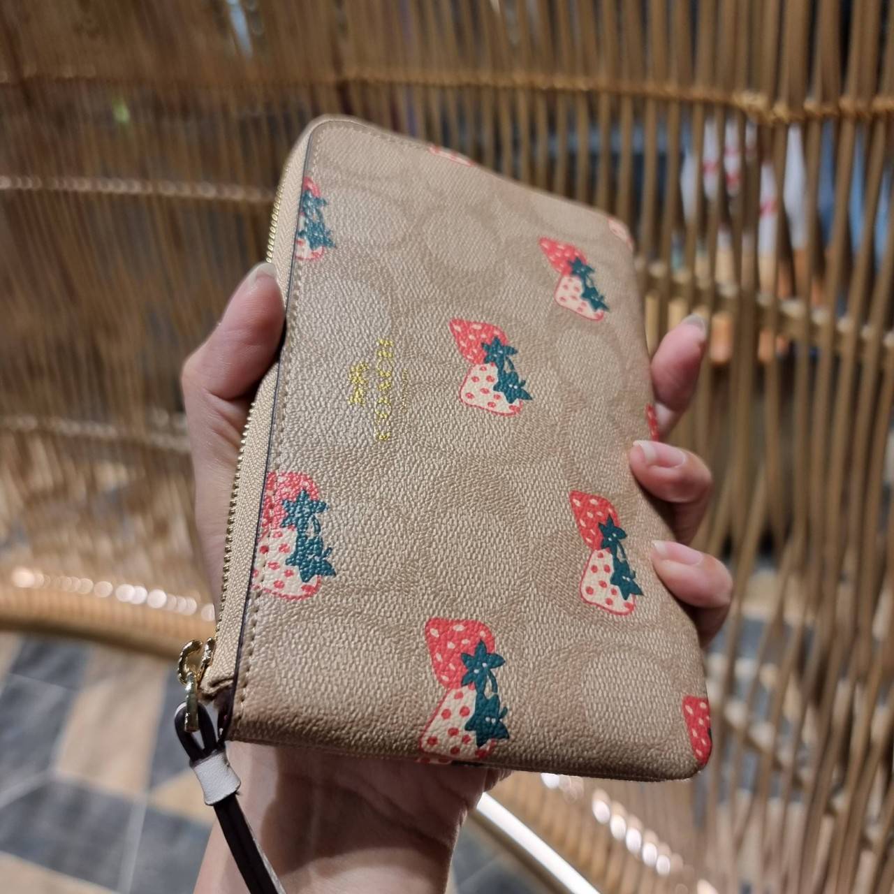 COACH 2972 CORNER ZIP WRISTLET IN SIGNATURE CANVAS WITH BUTTERFLY PRINT มาแล้วจ้า ไอเท็มสุดปัง!! ฮิตไม่เลิก!! พร้อมลวดลายสุดคิ้วท์ น่ารักน่าใช้ขึ้นไปอีก กระเป๋าคล้องมือ ขนาดเหมาะพกพา วัสดุหนังแคนวาส ภายในเป็นช่องโล่ง ใส่ธนบัตร หรือใส่บัตร ใส่เหรียญ ได้หมด